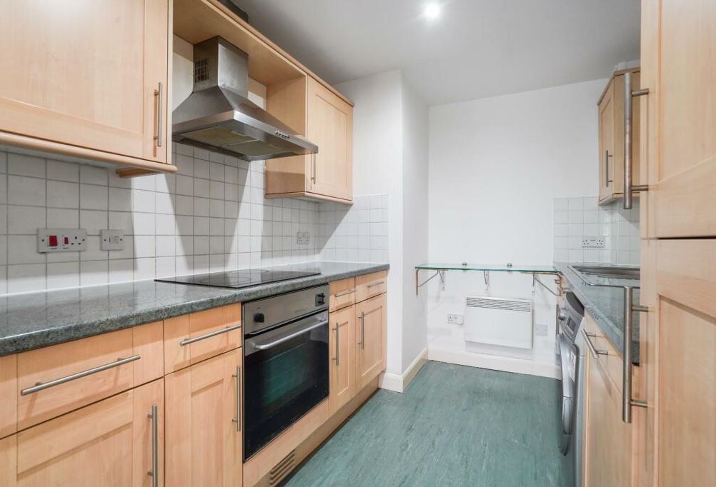 RESIDENTIAL INVESTMENT: A VACANT LEASEHOLD THIRD FLOOR APARTMENT CLOSE TO THE CITY CENTRE OFFERING A POTENTIAL INCOME OF £9,600 PER ANNUM