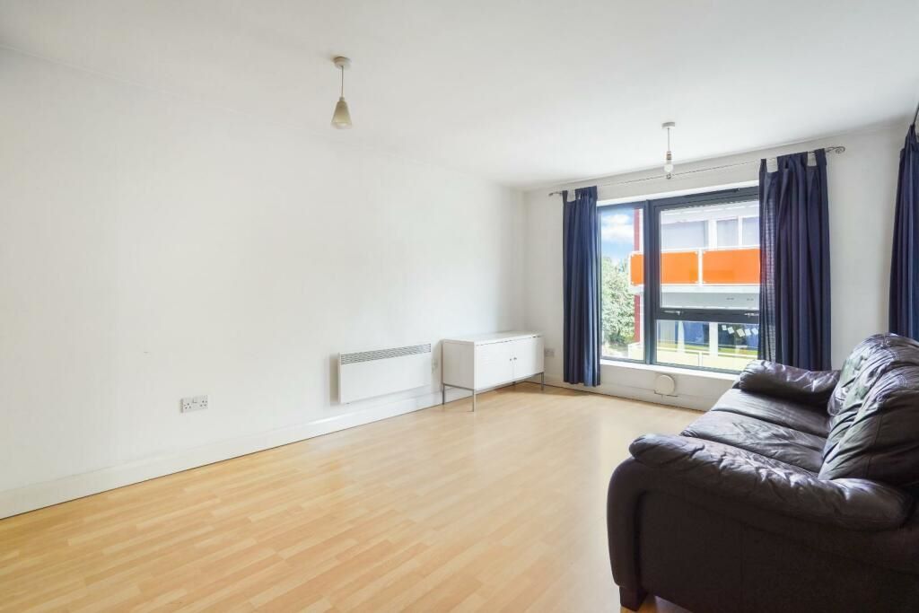 RESIDENTIAL INVESTMENT: A VACANT LEASEHOLD THIRD FLOOR APARTMENT CLOSE TO THE CITY CENTRE OFFERING A POTENTIAL INCOME OF £9,600 PER ANNUM