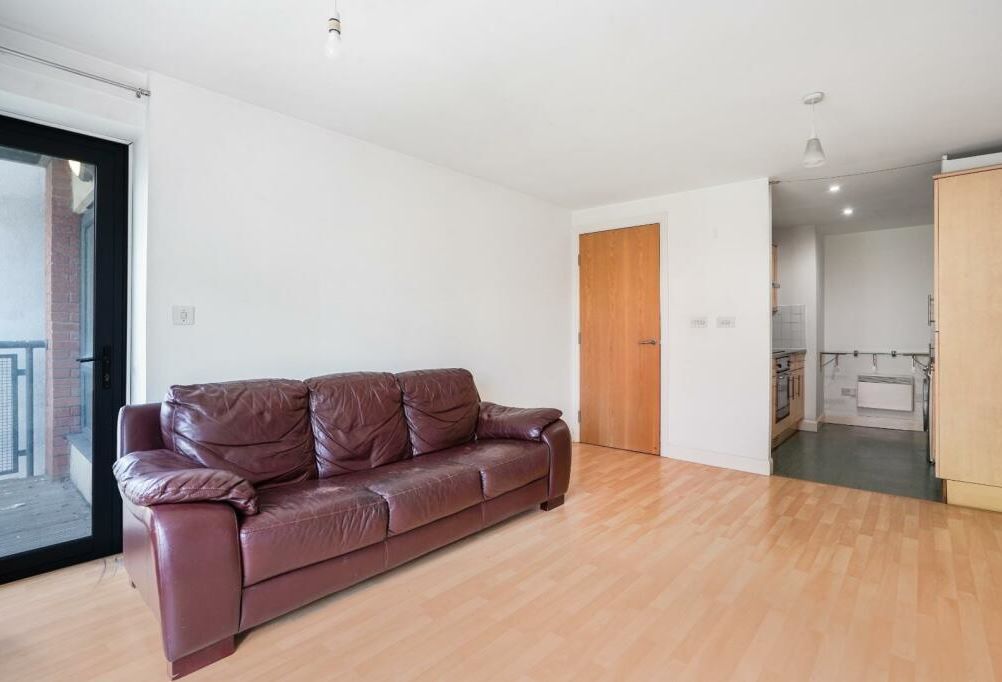 RESIDENTIAL INVESTMENT: A VACANT LEASEHOLD THIRD FLOOR APARTMENT CLOSE TO THE CITY CENTRE OFFERING A POTENTIAL INCOME OF £9,600 PER ANNUM