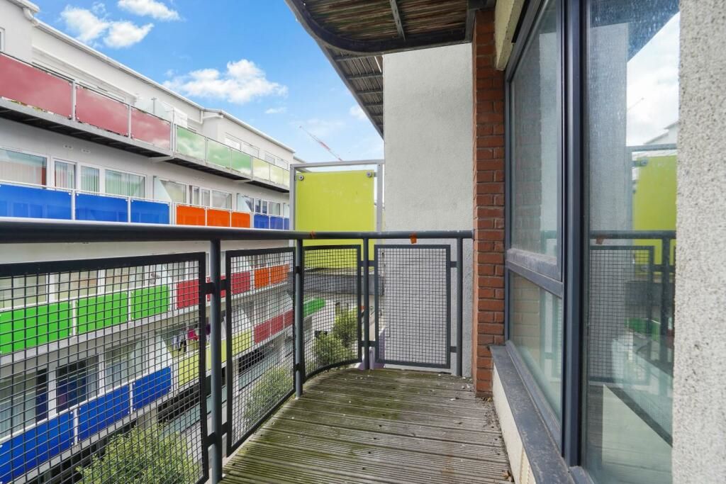 RESIDENTIAL INVESTMENT: A VACANT LEASEHOLD THIRD FLOOR APARTMENT CLOSE TO THE CITY CENTRE OFFERING A POTENTIAL INCOME OF £9,600 PER ANNUM
