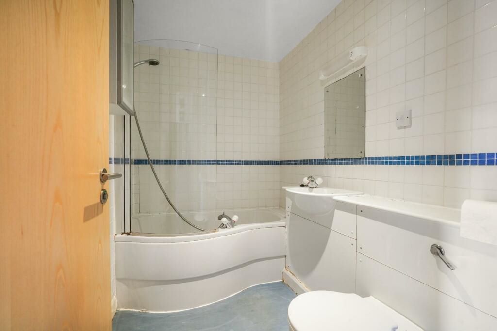 RESIDENTIAL INVESTMENT: A VACANT LEASEHOLD THIRD FLOOR APARTMENT CLOSE TO THE CITY CENTRE OFFERING A POTENTIAL INCOME OF £9,600 PER ANNUM