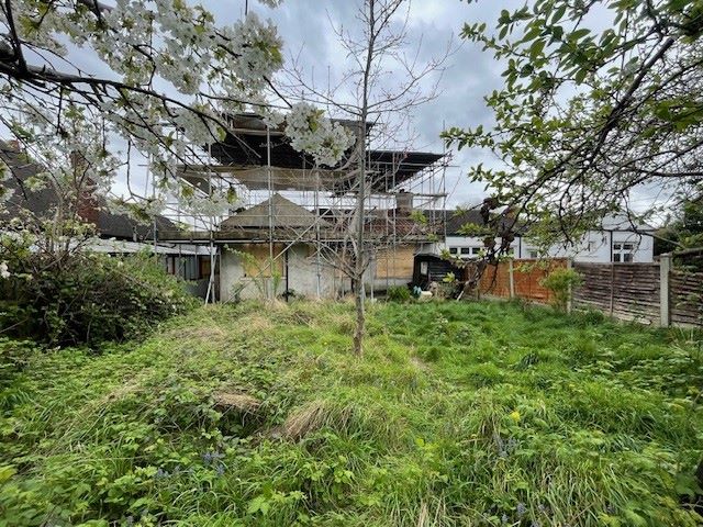 REFURBISHMENT OPPORTUNITY: A VACANT FREEHOLD SEMI-DETACHED BUNGALOW NEEDING REFURBISHMENT THROUGHOUT LOCATED CLOSE TO SOUTHEND HOSPITAL 