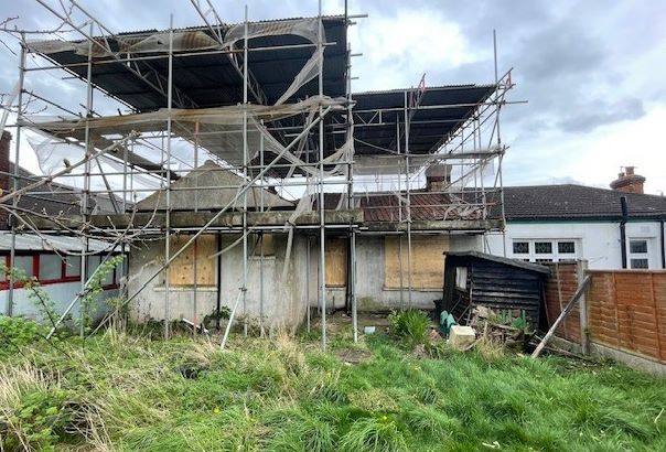 REFURBISHMENT OPPORTUNITY: A VACANT FREEHOLD SEMI-DETACHED BUNGALOW NEEDING REFURBISHMENT THROUGHOUT LOCATED CLOSE TO SOUTHEND HOSPITAL 