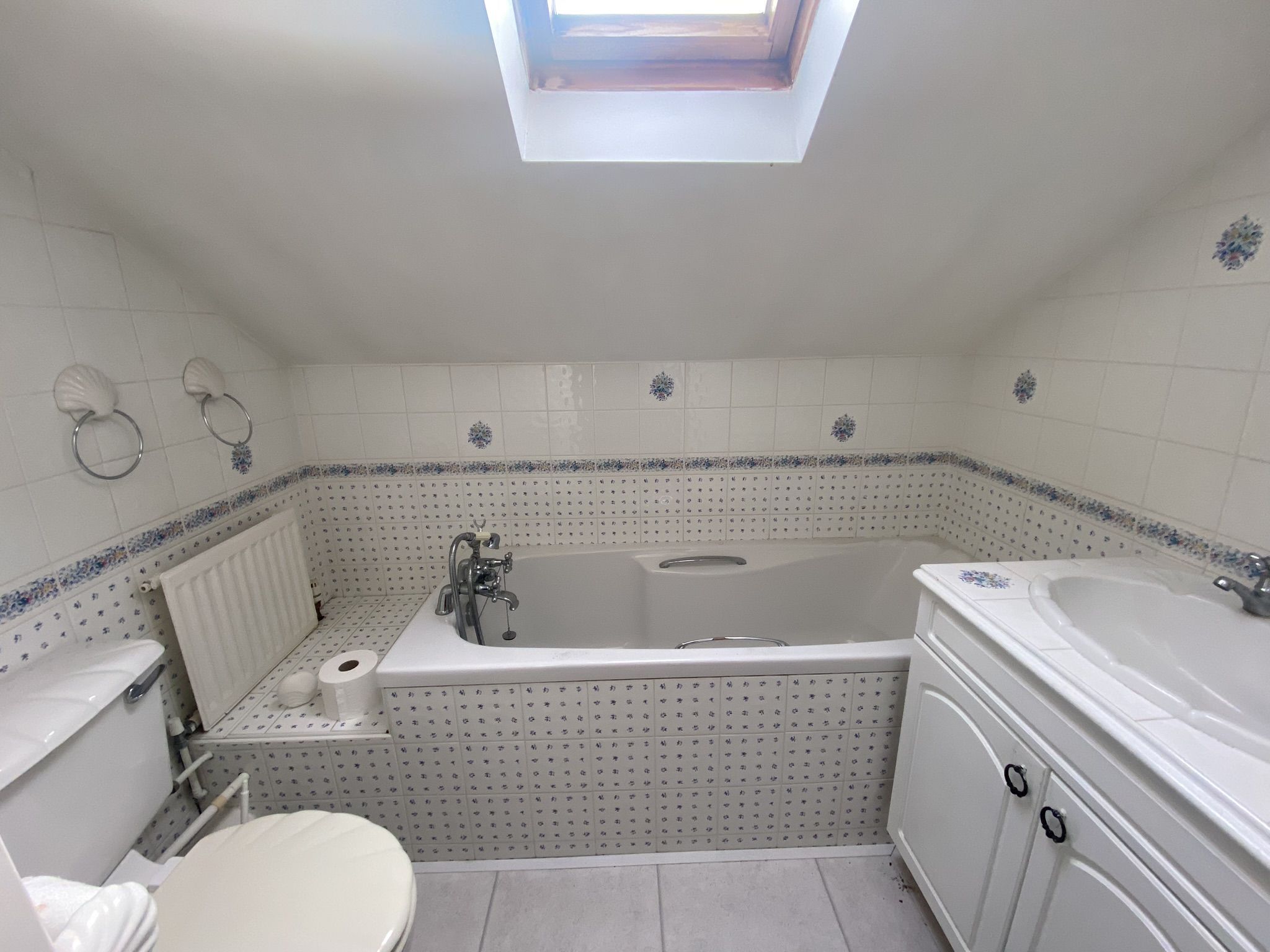 REFURBISHMENT/REDEVELOPMENT: A VACANT FREEHOLD DETACHED CHALET  IN NEED OF MODERNISATION ON A PLOT MEASURING APPROXIMATELY 0.73 ACRES 