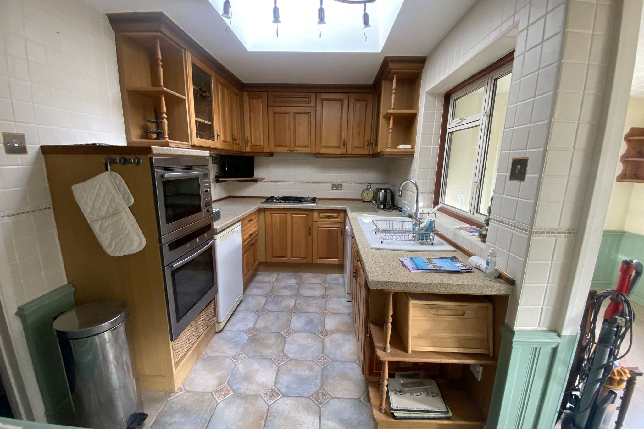 REFURBISHMENT/REDEVELOPMENT: A VACANT FREEHOLD DETACHED CHALET  IN NEED OF MODERNISATION ON A PLOT MEASURING APPROXIMATELY 0.73 ACRES 
