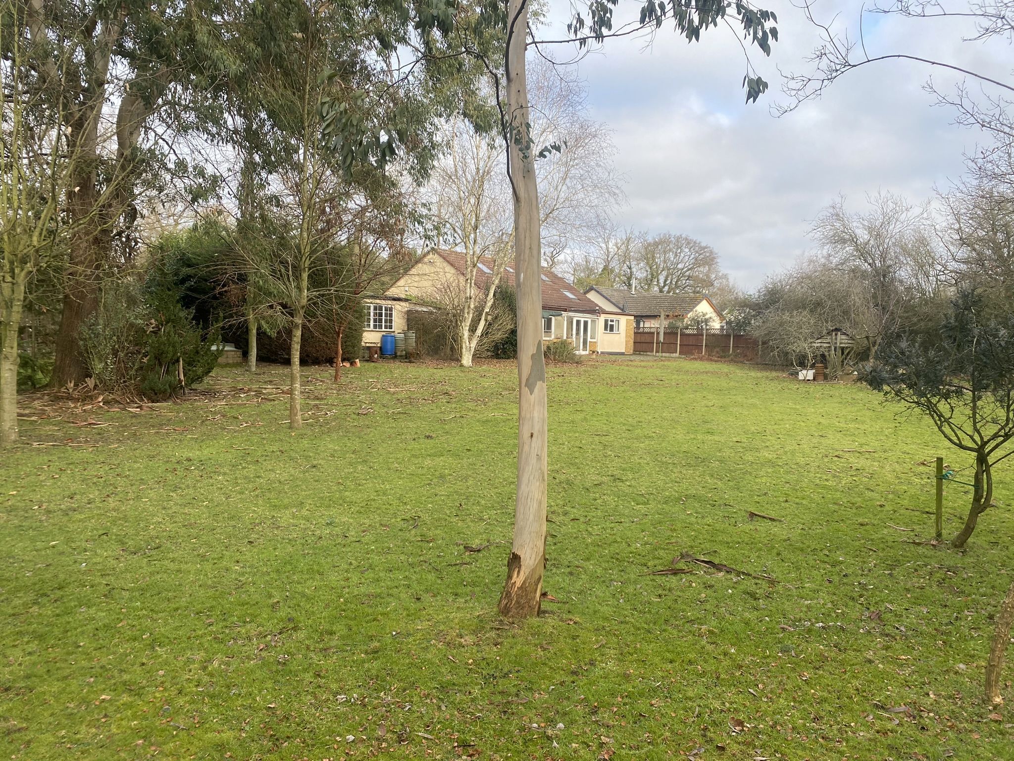 REFURBISHMENT/REDEVELOPMENT: A VACANT FREEHOLD DETACHED CHALET  IN NEED OF MODERNISATION ON A PLOT MEASURING APPROXIMATELY 0.73 ACRES 