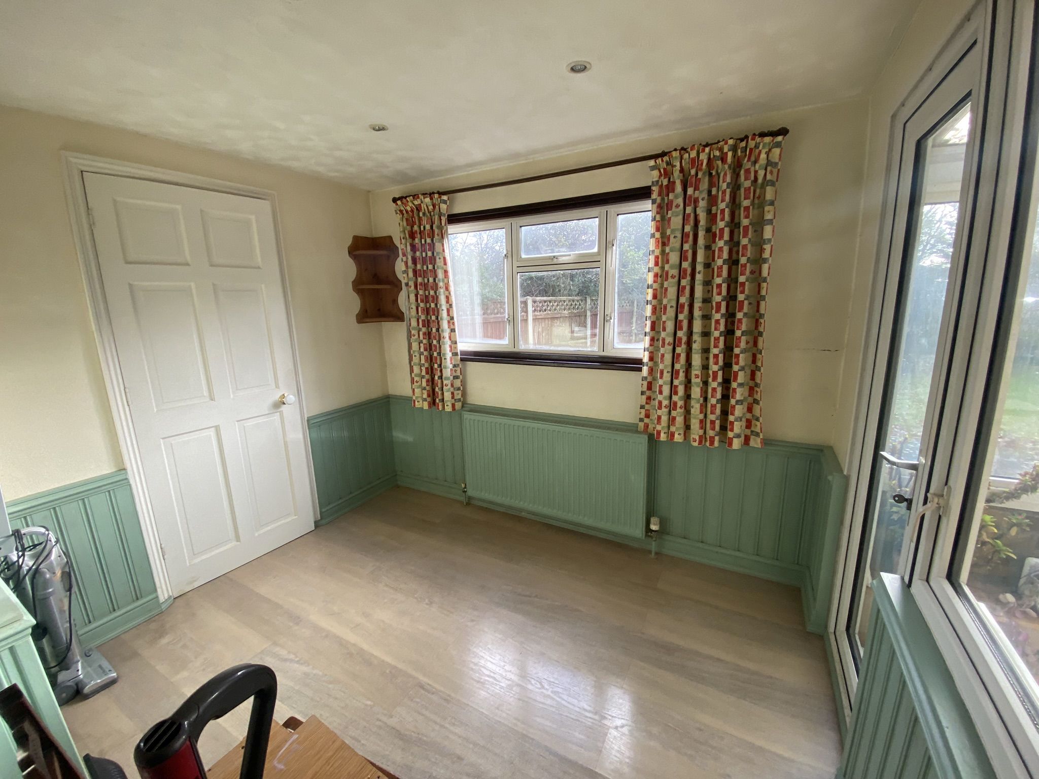 REFURBISHMENT/REDEVELOPMENT: A VACANT FREEHOLD DETACHED CHALET  IN NEED OF MODERNISATION ON A PLOT MEASURING APPROXIMATELY 0.73 ACRES 