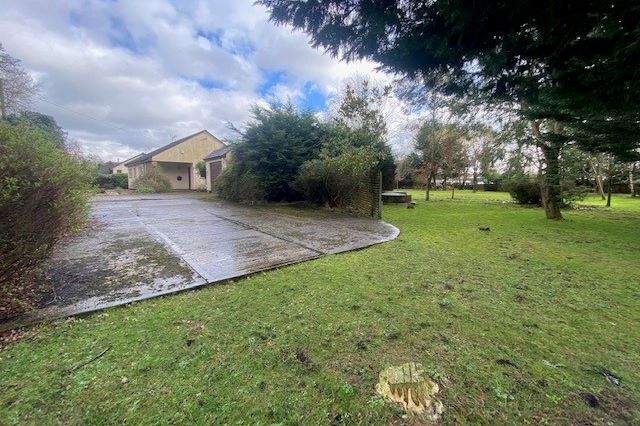 REFURBISHMENT/REDEVELOPMENT: A VACANT FREEHOLD DETACHED CHALET  IN NEED OF MODERNISATION ON A PLOT MEASURING APPROXIMATELY 0.73 ACRES 