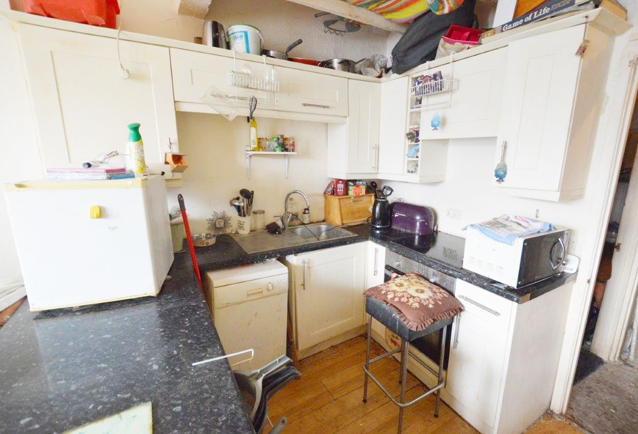 RESIDENTIAL OPPORTUNITY: IN NEED OF MODERNISATION THROUGHOUT THIS LEASEHOLD ONE BEDROOM GROUND FLOOR FLAT BENEFITS FROM OFF-ROAD PARKING 
