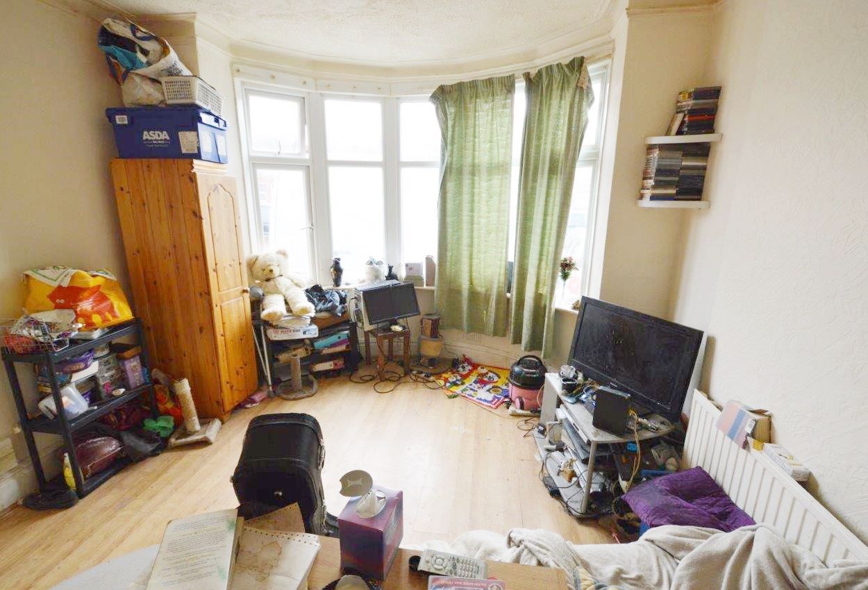 RESIDENTIAL OPPORTUNITY: IN NEED OF MODERNISATION THROUGHOUT THIS LEASEHOLD ONE BEDROOM GROUND FLOOR FLAT BENEFITS FROM OFF-ROAD PARKING 