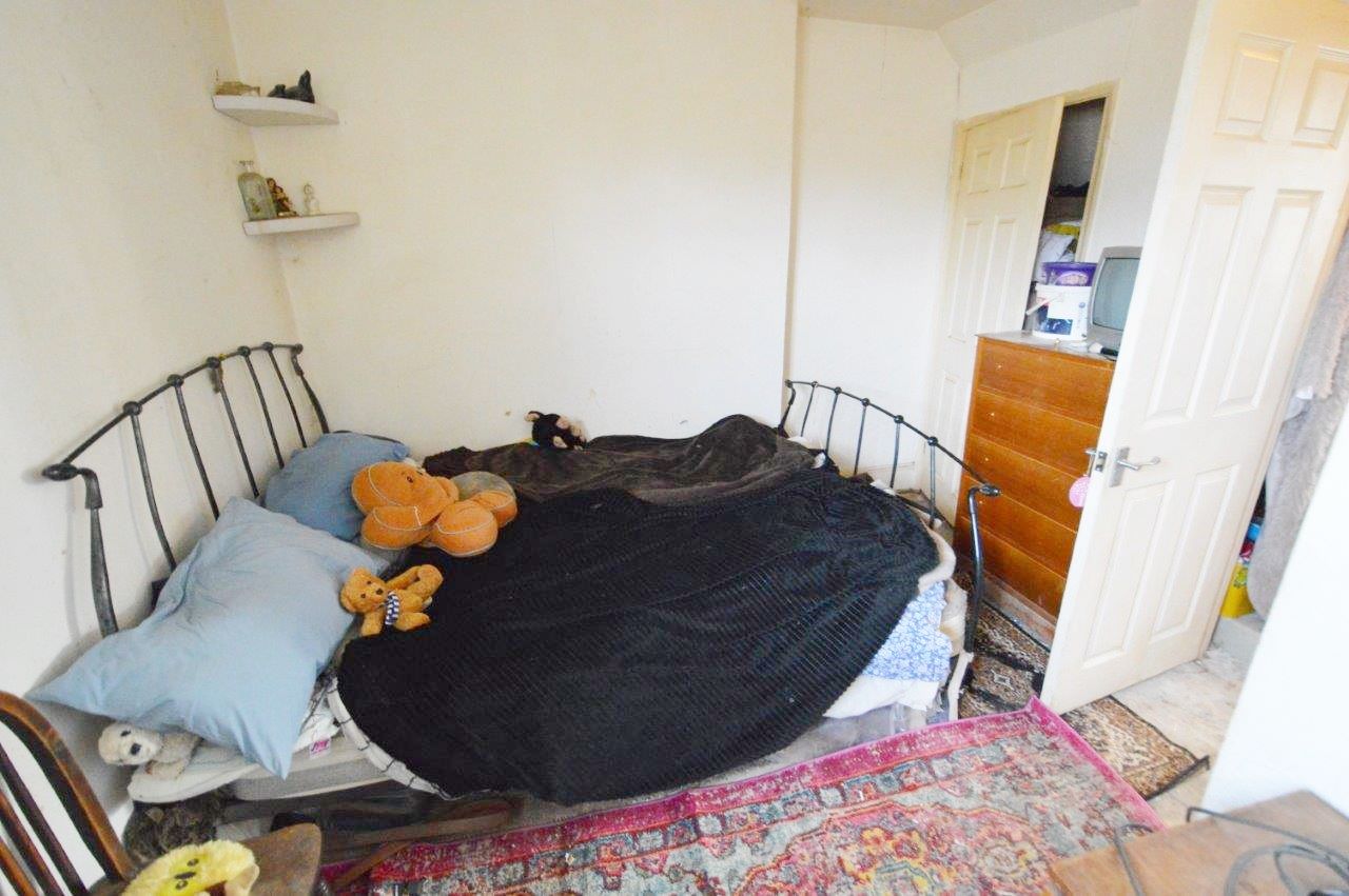 RESIDENTIAL OPPORTUNITY: IN NEED OF MODERNISATION THROUGHOUT THIS LEASEHOLD ONE BEDROOM GROUND FLOOR FLAT BENEFITS FROM OFF-ROAD PARKING 