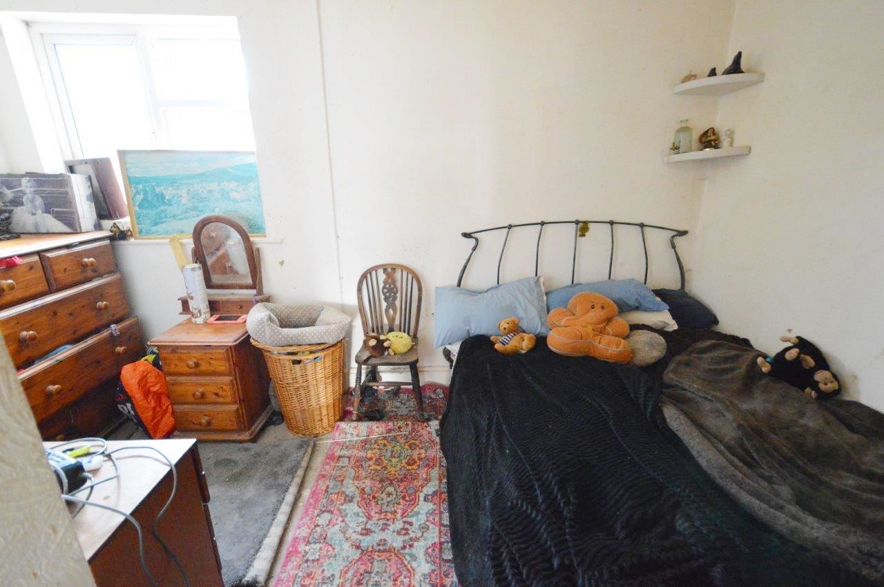 RESIDENTIAL OPPORTUNITY: IN NEED OF MODERNISATION THROUGHOUT THIS LEASEHOLD ONE BEDROOM GROUND FLOOR FLAT BENEFITS FROM OFF-ROAD PARKING 