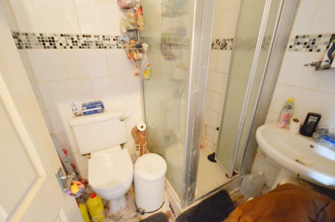 RESIDENTIAL OPPORTUNITY: IN NEED OF MODERNISATION THROUGHOUT THIS LEASEHOLD ONE BEDROOM GROUND FLOOR FLAT BENEFITS FROM OFF-ROAD PARKING 