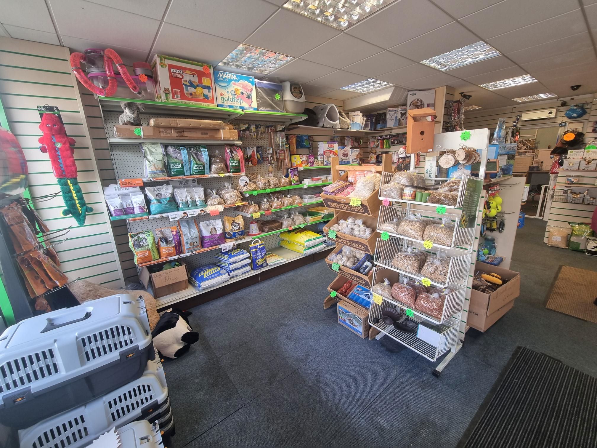 COMMERCIAL PROPERTY: A VACANT FREEHOLD SHOP LOCATED CLOSE TO THE HIGH STREET CONSIDERED TO BE AN EXCELLENT BUY TO LET INVESTMENT