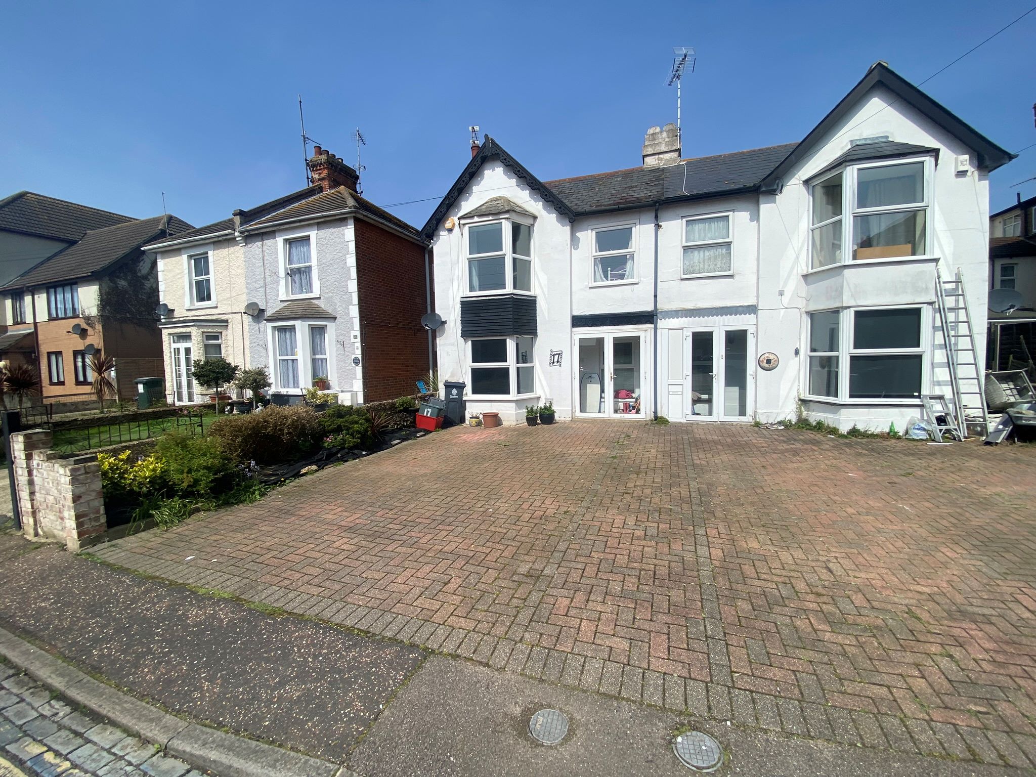 RESIDENTIAL INVESTMENT: A THREE BEDROOM HOUSE BEING SOLD WITH VACANT POSSESSION CONSIDERED TO BE IDEAL TO BUY TO LET OR FOR OWNER OCCUPATION  