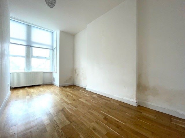 RESIDENTIAL INVESTMENT: A TWO BED GROUND FLOOR FLAT WITH RESIDENTS PARKING PLUS A LONG LEASE AND SHARED GARDEN LOCATED CLOSE TO THE RAILWAY STATION