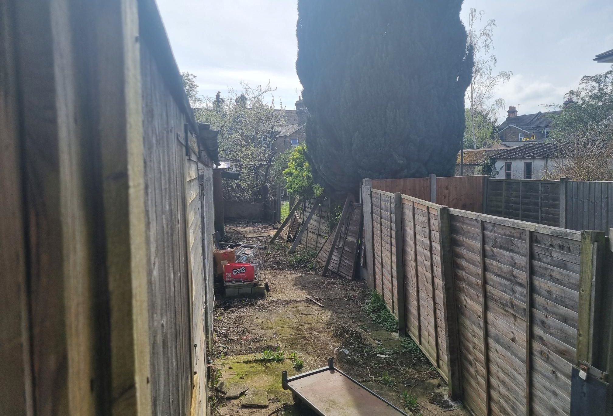COMMERCIAL PROPERTY: A VACANT FREEHOLD LOCK UP SHOP LOCATED CLOSE TO THE HIGH STREET CONSIDERED TO BE AN EXCELLENT BUY TO LET INVESTMENT