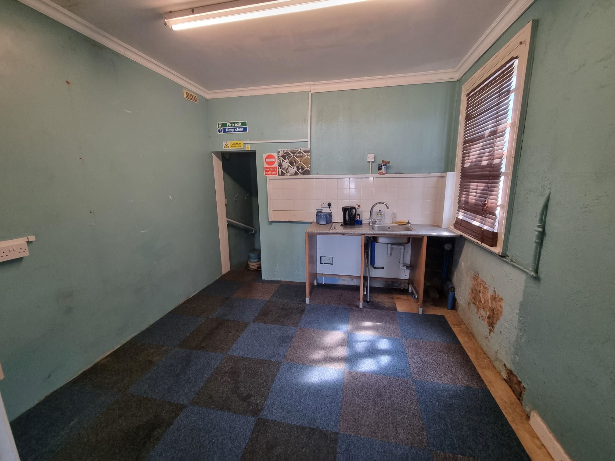 COMMERCIAL PROPERTY: A VACANT FREEHOLD LOCK UP SHOP LOCATED CLOSE TO THE HIGH STREET CONSIDERED TO BE AN EXCELLENT BUY TO LET INVESTMENT