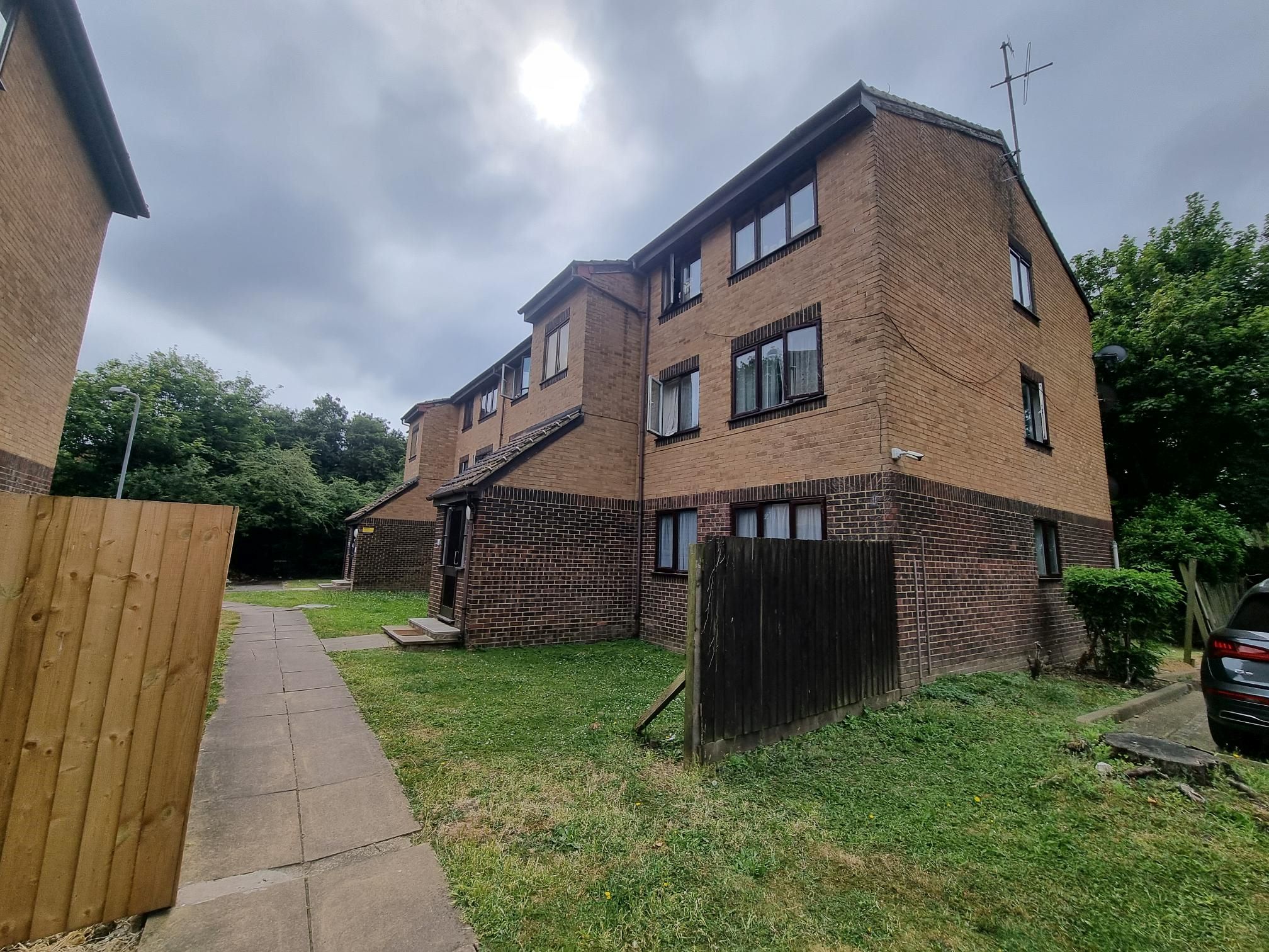 BUY TO LET INVESTMENT: A LEASEHOLD TWO BEDROOM SECOND FLOOR FLAT WITH TENANT IN OCCUPATION CURRENTLY PRODUCING AN ANNUAL INCOME OF £13,404 
