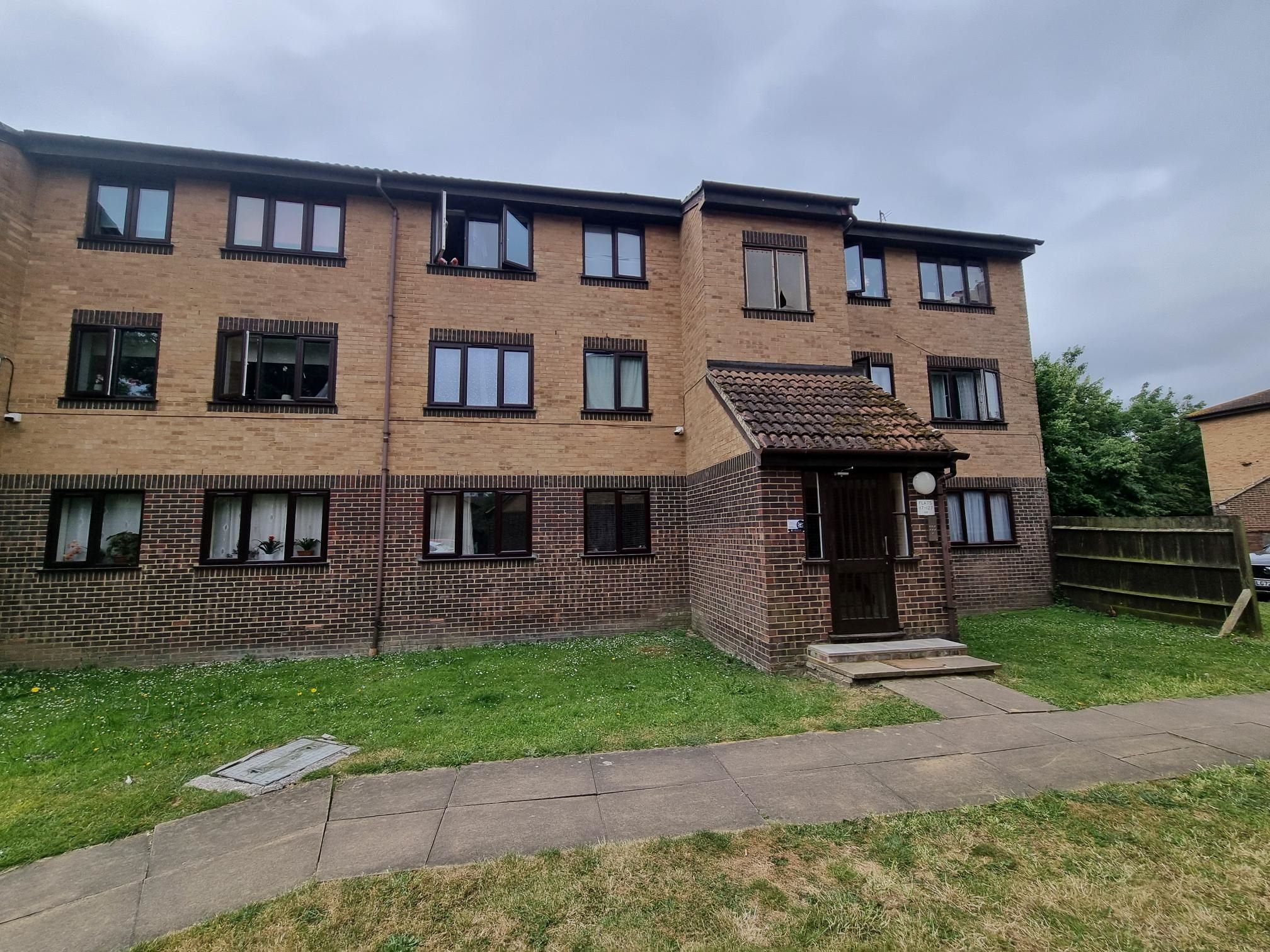 BUY TO LET INVESTMENT: A LEASEHOLD TWO BEDROOM SECOND FLOOR FLAT WITH TENANT IN OCCUPATION CURRENTLY PRODUCING AN ANNUAL INCOME OF £13,404 