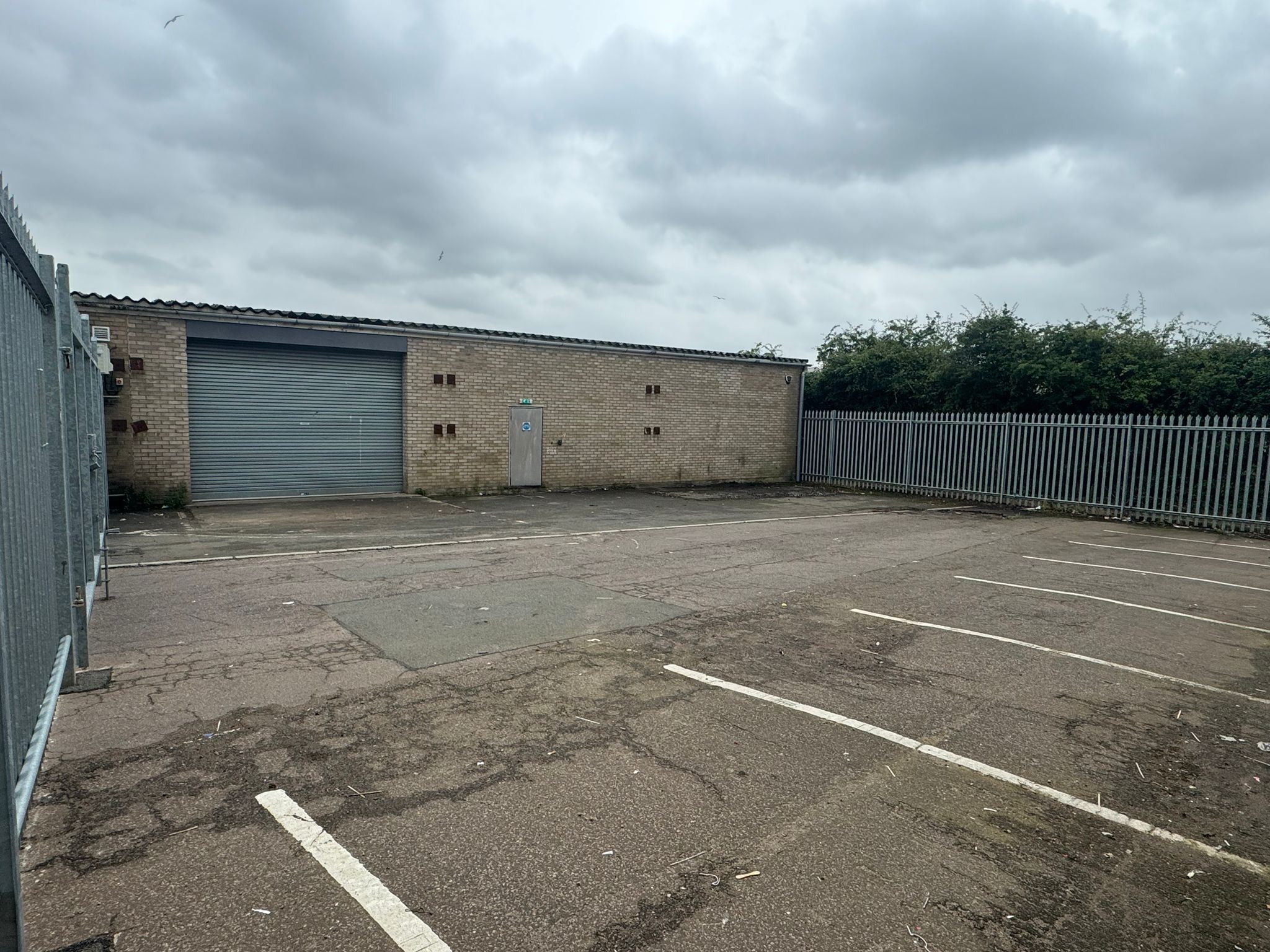 INDUSTRIAL OPPORTUNITY: A VACANT LONG LEASEHOLD PROPERTY WITH FORECOURT PARKING BELIEVED TO HAVE A POTENTIAL RENTAL INCOME OF £25,000 PER ANNUM 
