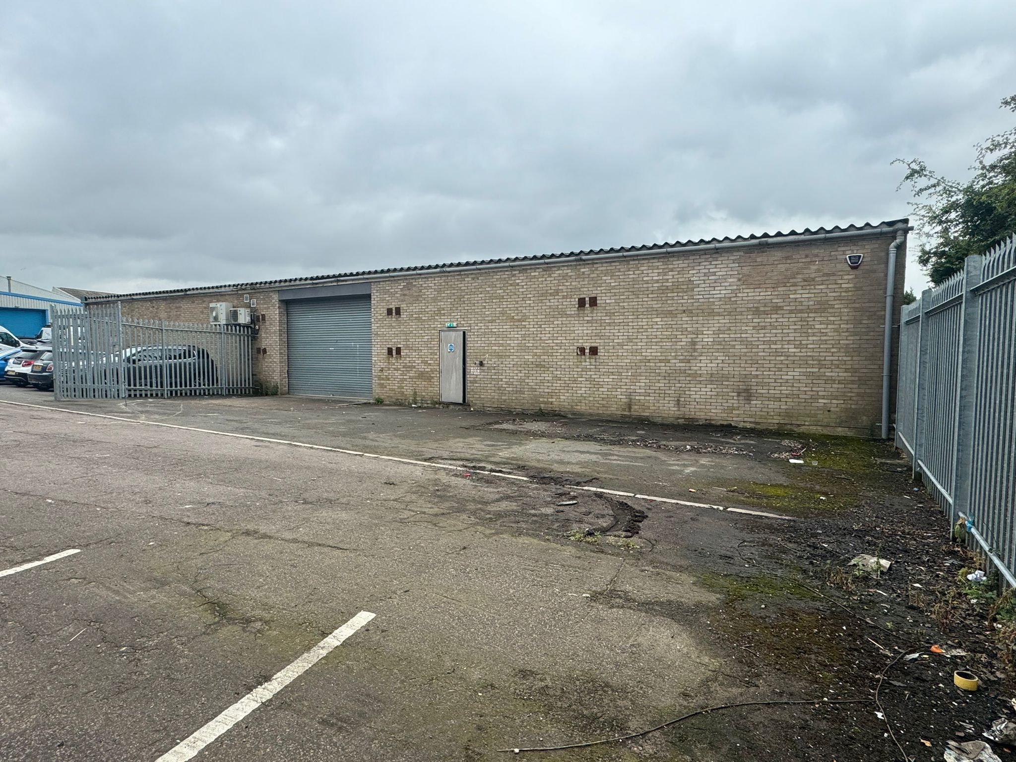 INDUSTRIAL OPPORTUNITY: A VACANT LONG LEASEHOLD PROPERTY WITH FORECOURT PARKING BELIEVED TO HAVE A POTENTIAL RENTAL INCOME OF £25,000 PER ANNUM 