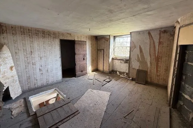 REFURBISHMENT/REDEVELOPMENT: AVAILABLE NOW WITH ALL OFFERS UNDER AUCTION CONDITIONS CONSIDERED: A VACANT SUBSTANTIAL DETACHED PERIOD HOUSE WITH OUTBUILDINGS ON A 1.9 ACRE PLOT IN NEED OF RENOVATION  