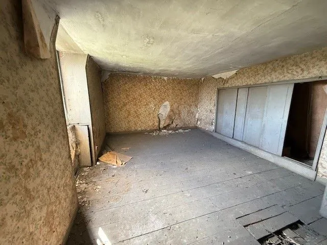 REFURBISHMENT/REDEVELOPMENT: AVAILABLE NOW WITH ALL OFFERS UNDER AUCTION CONDITIONS CONSIDERED: A VACANT SUBSTANTIAL DETACHED PERIOD HOUSE WITH OUTBUILDINGS ON A 1.9 ACRE PLOT IN NEED OF RENOVATION  
