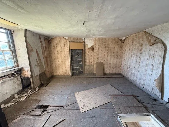 REFURBISHMENT/REDEVELOPMENT: AVAILABLE NOW WITH ALL OFFERS UNDER AUCTION CONDITIONS CONSIDERED: A VACANT SUBSTANTIAL DETACHED PERIOD HOUSE WITH OUTBUILDINGS ON A 1.9 ACRE PLOT IN NEED OF RENOVATION  