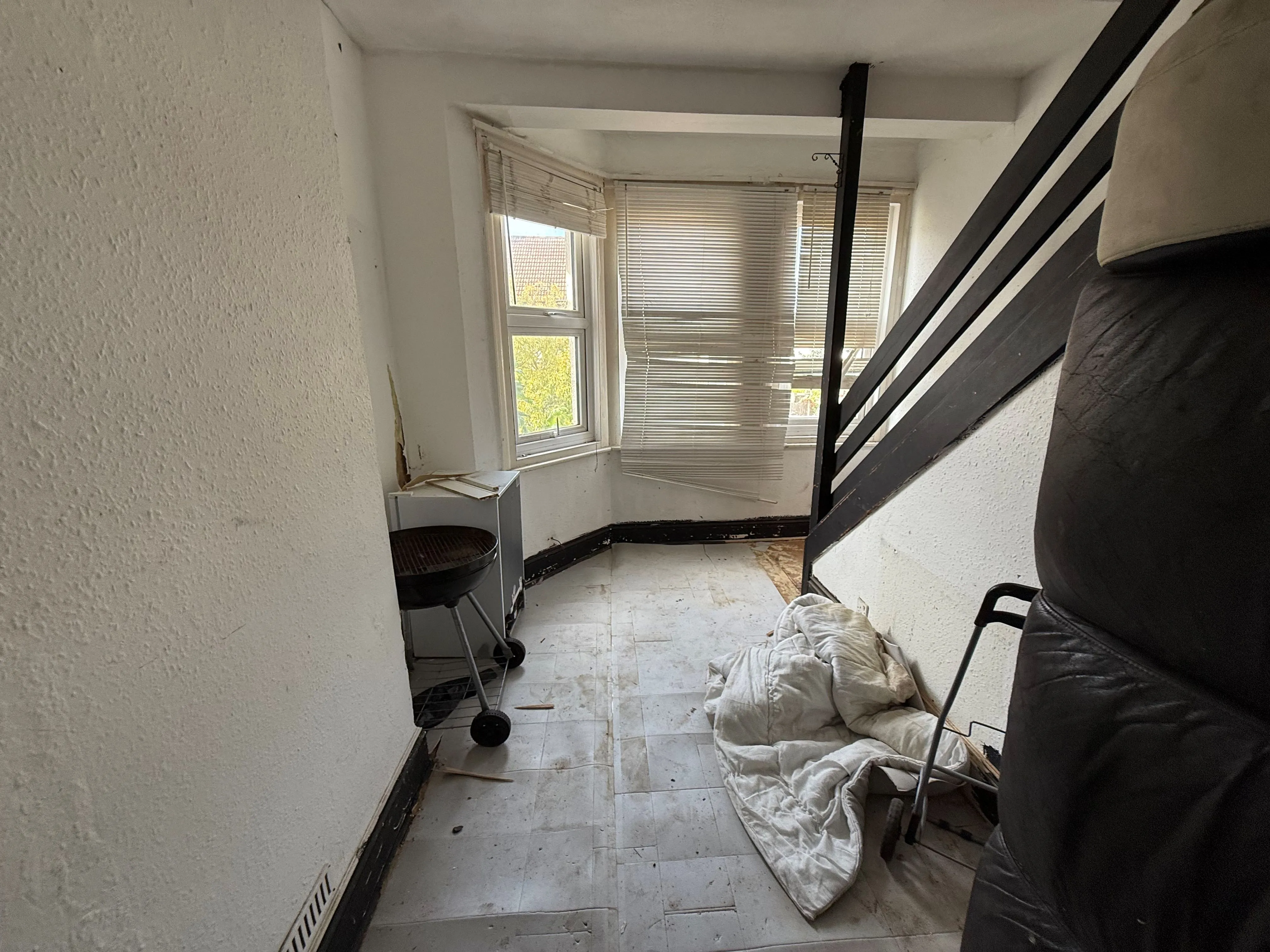 REFURBISHMENT OPPORTUNITY: A VACANT LEASEHOLD ONE BEDROOM FIRST FLOOR FLAT WITH SHARED GARDEN IN NEED OF SOME MODERNISATION AND IMPROVEMENT