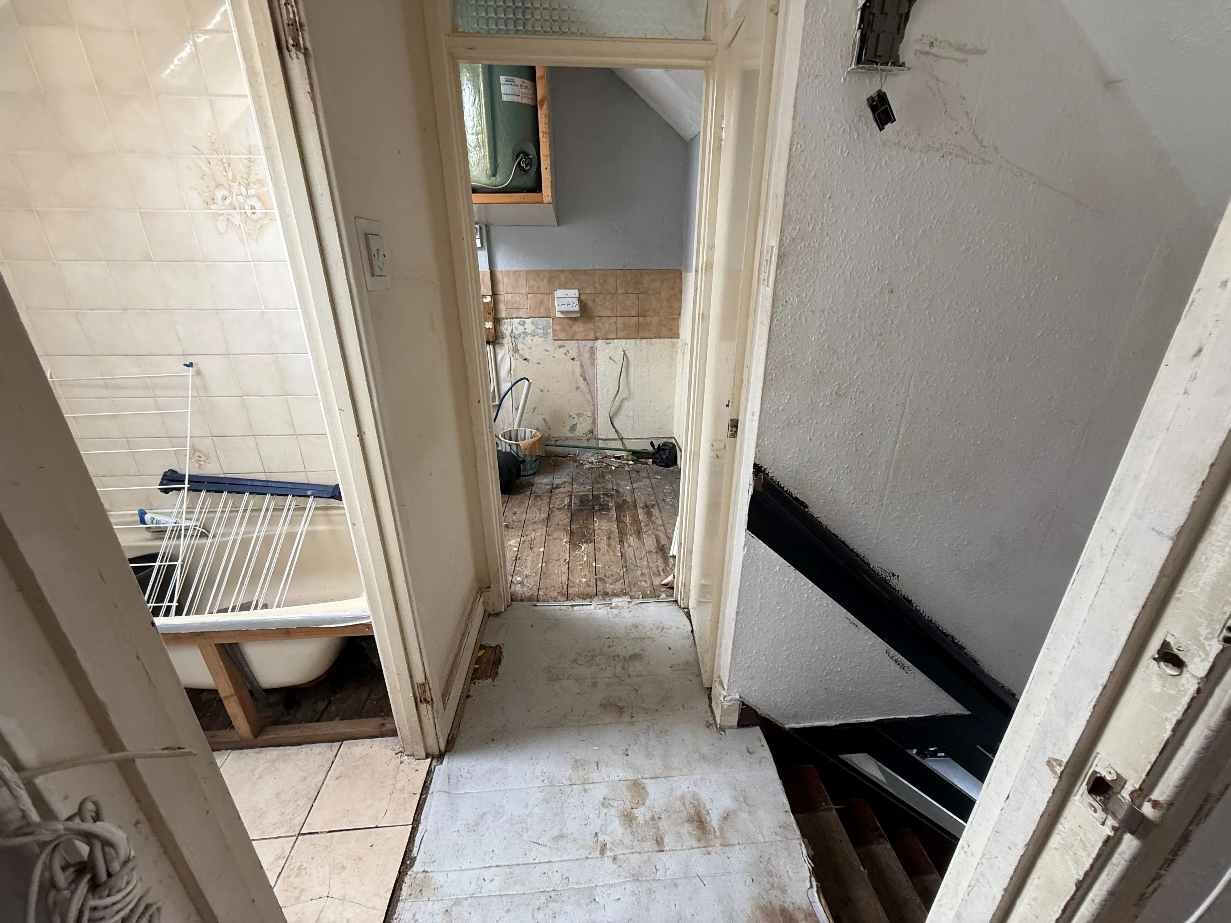 REFURBISHMENT OPPORTUNITY: A VACANT LEASEHOLD ONE BEDROOM FIRST FLOOR FLAT WITH SHARED GARDEN IN NEED OF SOME MODERNISATION AND IMPROVEMENT
