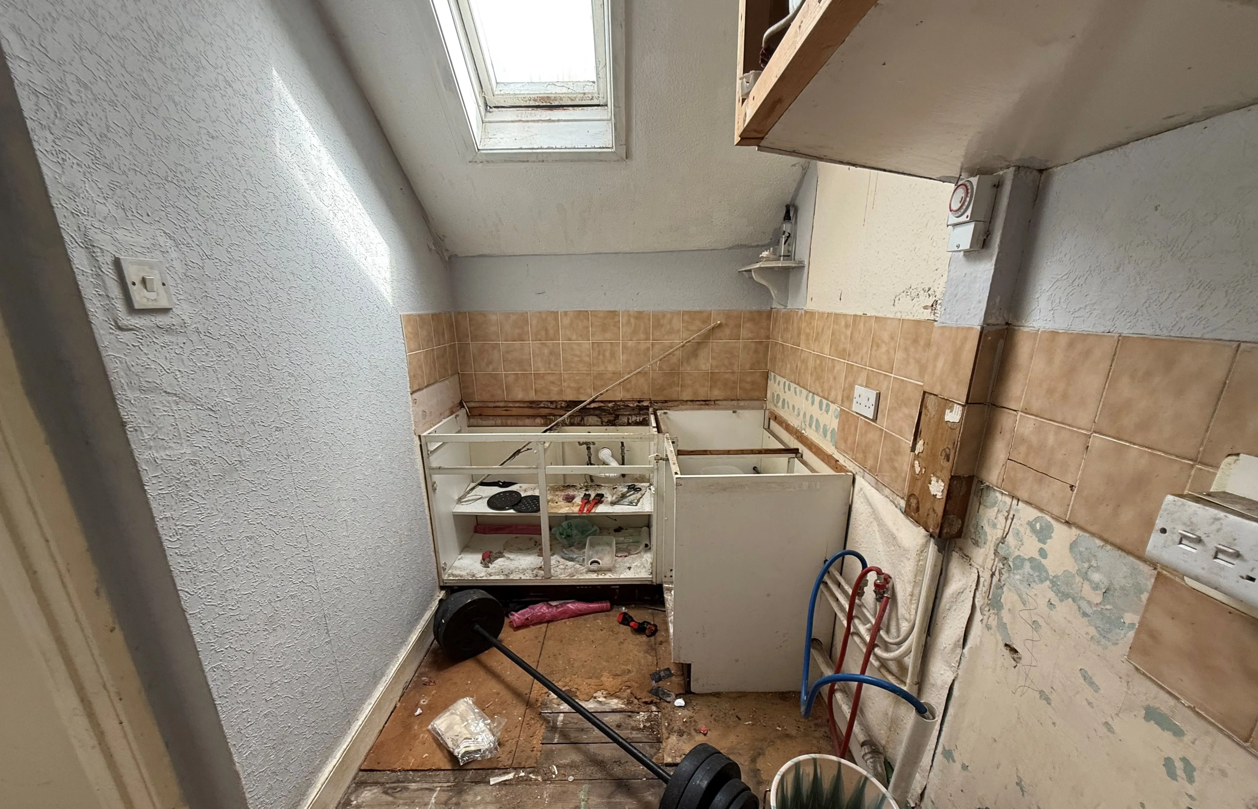 REFURBISHMENT OPPORTUNITY: A VACANT LEASEHOLD ONE BEDROOM FIRST FLOOR FLAT WITH SHARED GARDEN IN NEED OF SOME MODERNISATION AND IMPROVEMENT