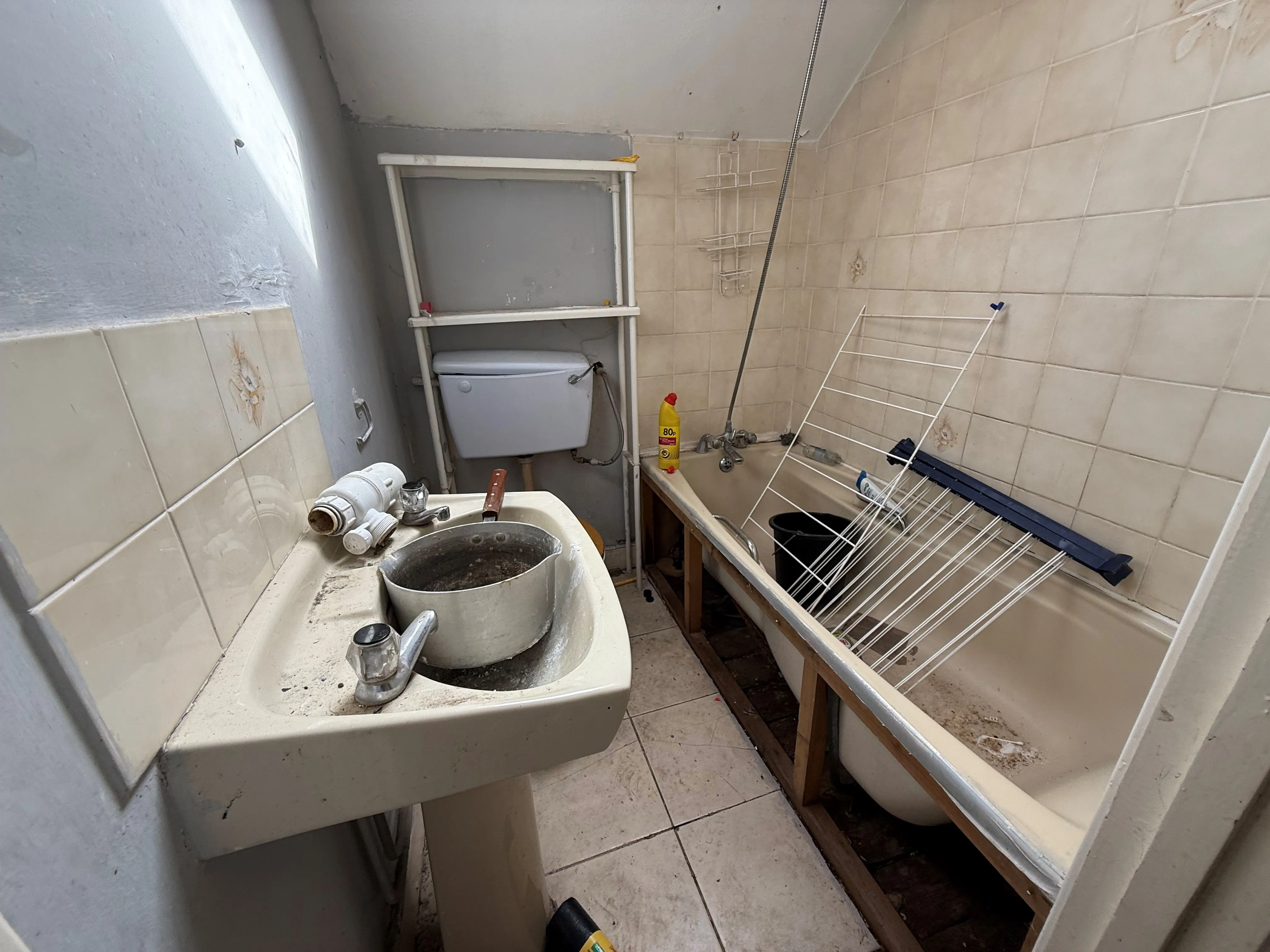 REFURBISHMENT OPPORTUNITY: A VACANT LEASEHOLD ONE BEDROOM FIRST FLOOR FLAT WITH SHARED GARDEN IN NEED OF SOME MODERNISATION AND IMPROVEMENT