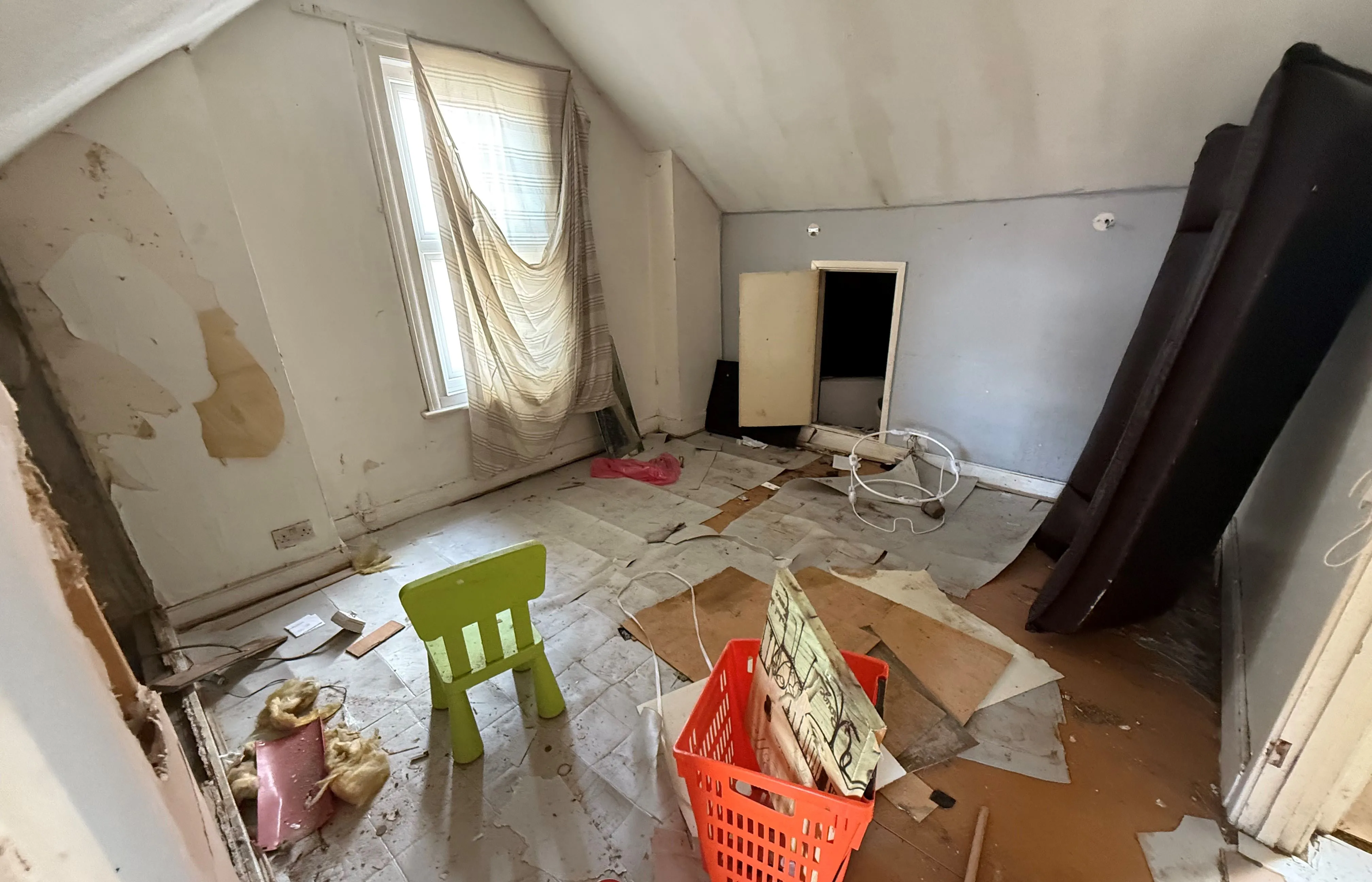 REFURBISHMENT OPPORTUNITY: A VACANT LEASEHOLD ONE BEDROOM FIRST FLOOR FLAT WITH SHARED GARDEN IN NEED OF SOME MODERNISATION AND IMPROVEMENT