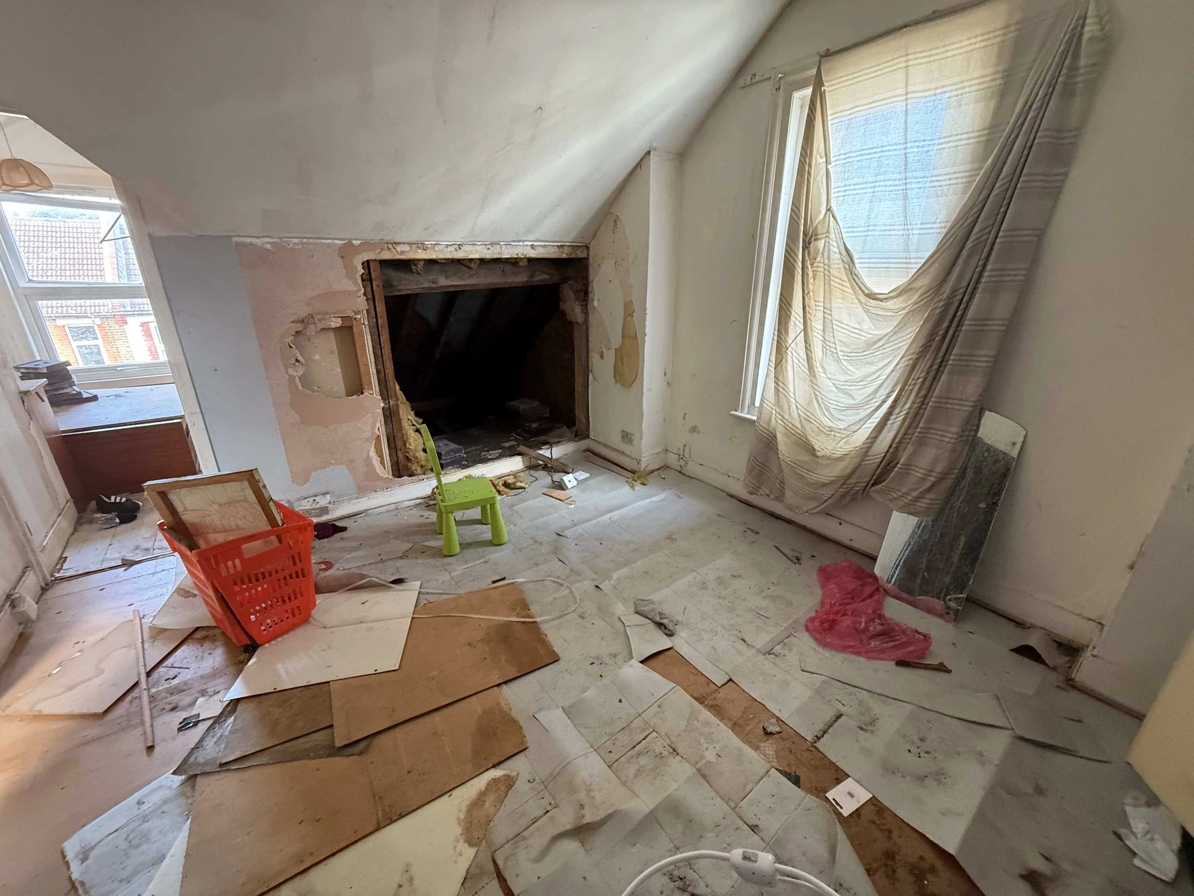 REFURBISHMENT OPPORTUNITY: A VACANT LEASEHOLD ONE BEDROOM FIRST FLOOR FLAT WITH SHARED GARDEN IN NEED OF SOME MODERNISATION AND IMPROVEMENT