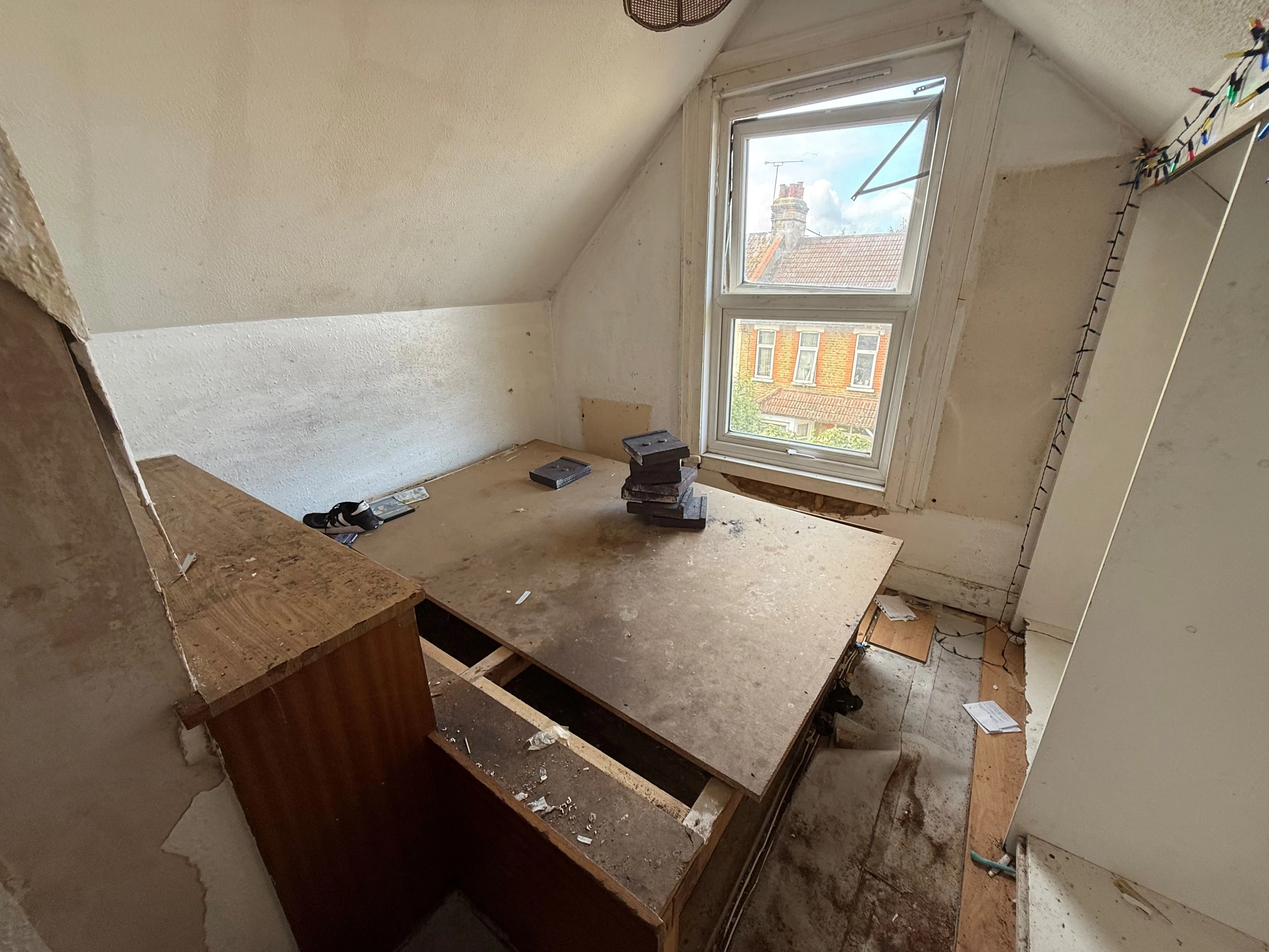 REFURBISHMENT OPPORTUNITY: A VACANT LEASEHOLD ONE BEDROOM FIRST FLOOR FLAT WITH SHARED GARDEN IN NEED OF SOME MODERNISATION AND IMPROVEMENT