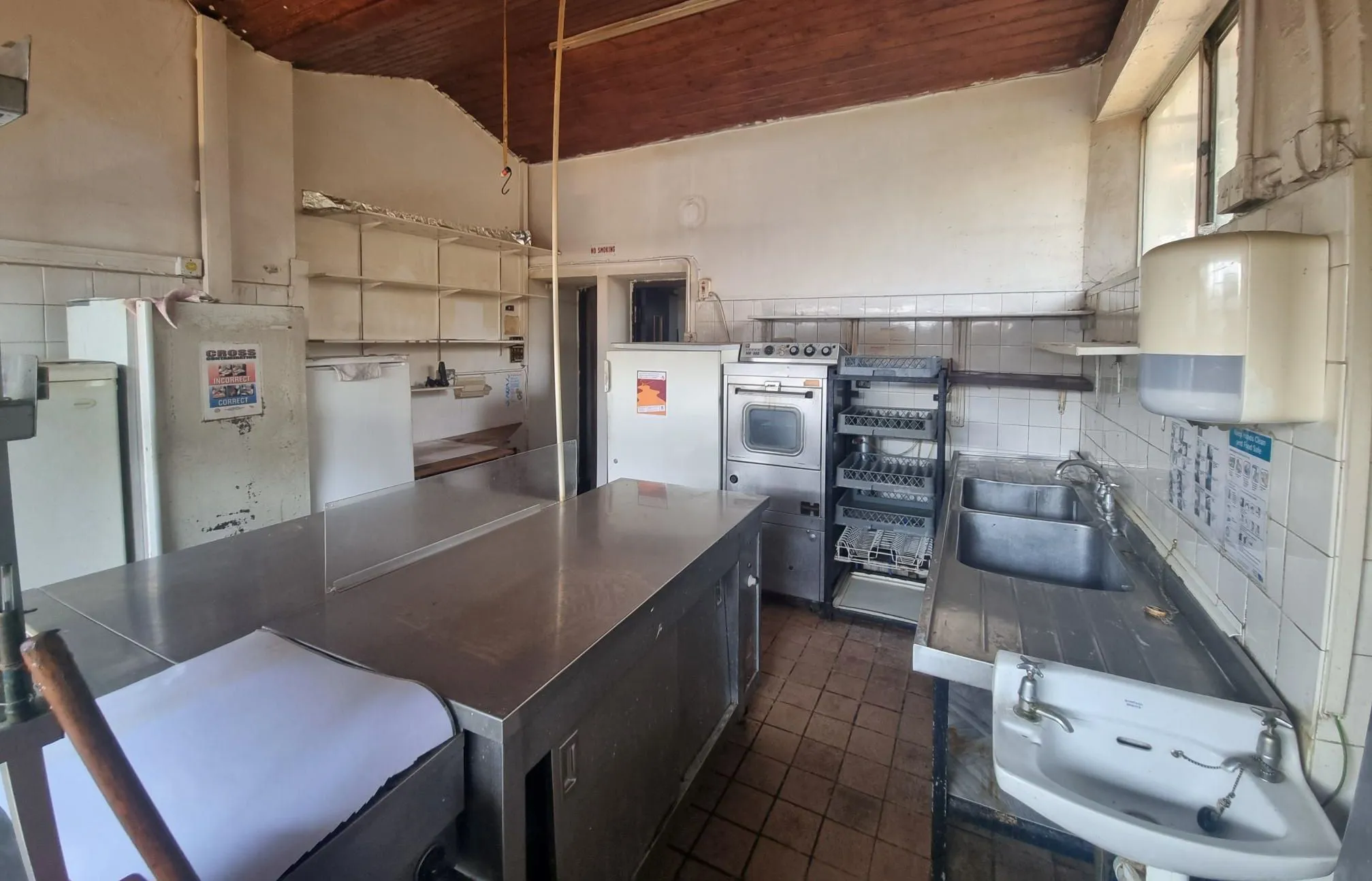 COMMERCIAL INVESTMENT: A VACANT LEASEHOLD FIRST FLOOR FORMER CHINESE RESTAURANT  LOCATED IN STANFORD LE HOPE TOWN CENTRE MEASURING 2,225 SQ. FT