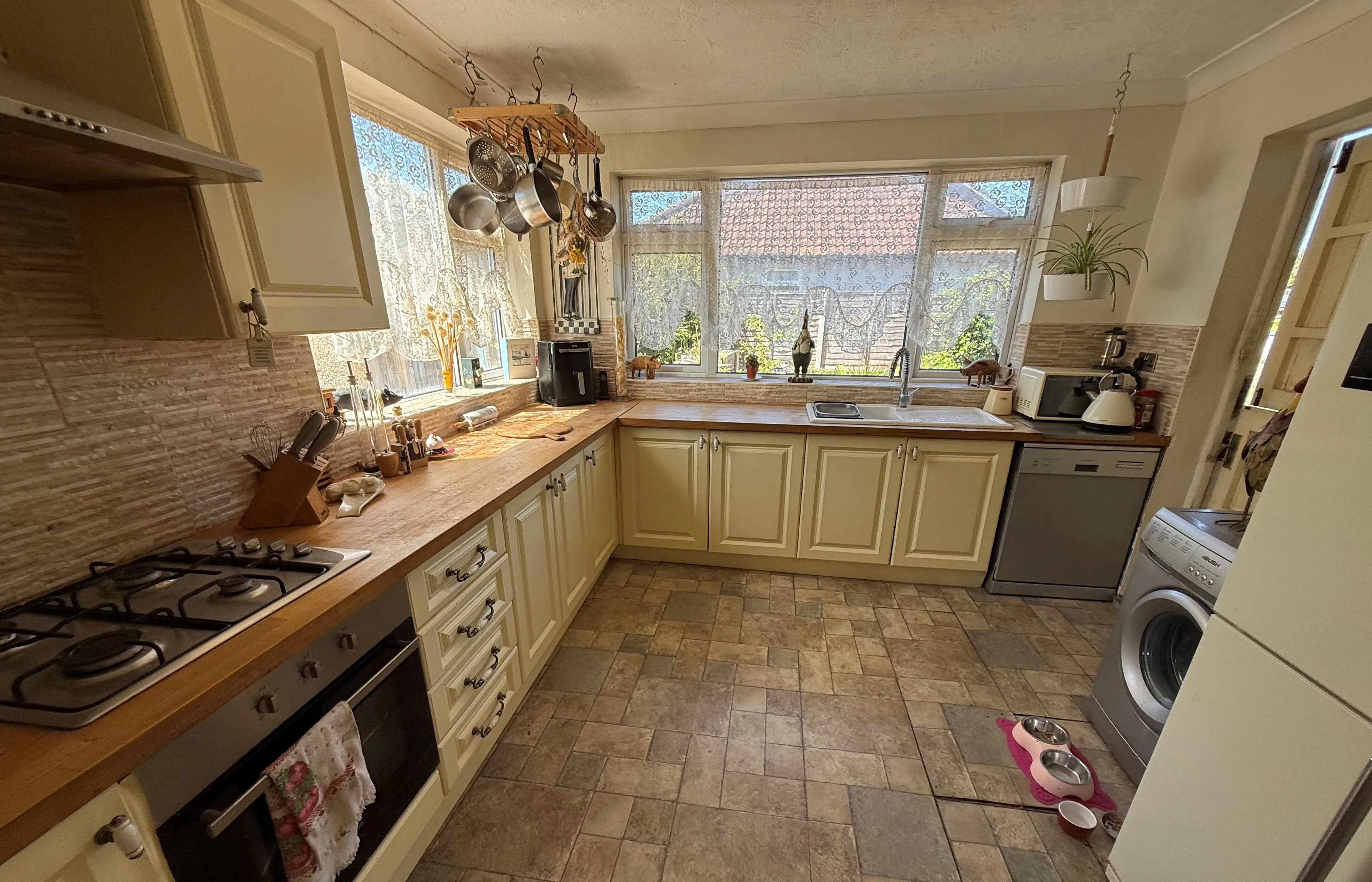 REFURBISHMENT OPPORTUNITY: A FREEHOLD DETACHED BUNGALOW ON A CORNER PLOT WITH POTENTIAL FOR IMPROVEMENT/EXTENSION SUBJECT TO PLANNING