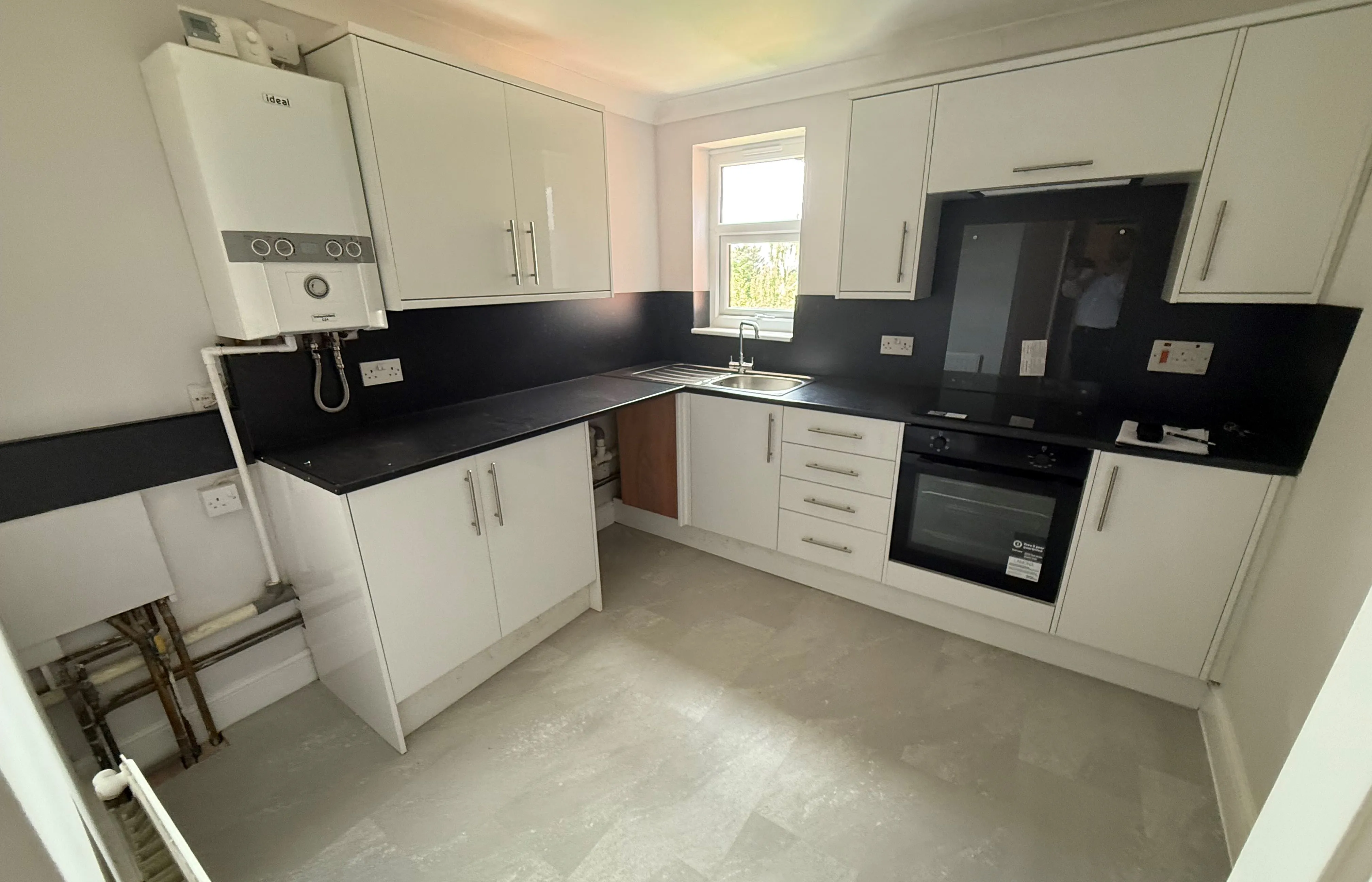 RESIDENTIAL OPPORTUNITY: VACANT TWO BEDROOM FIRST FLOOR FLAT THAT HAS BEEN REFURBISHED WITH PARKING TO THE REAR AND CLOSE TO SEAFRONT