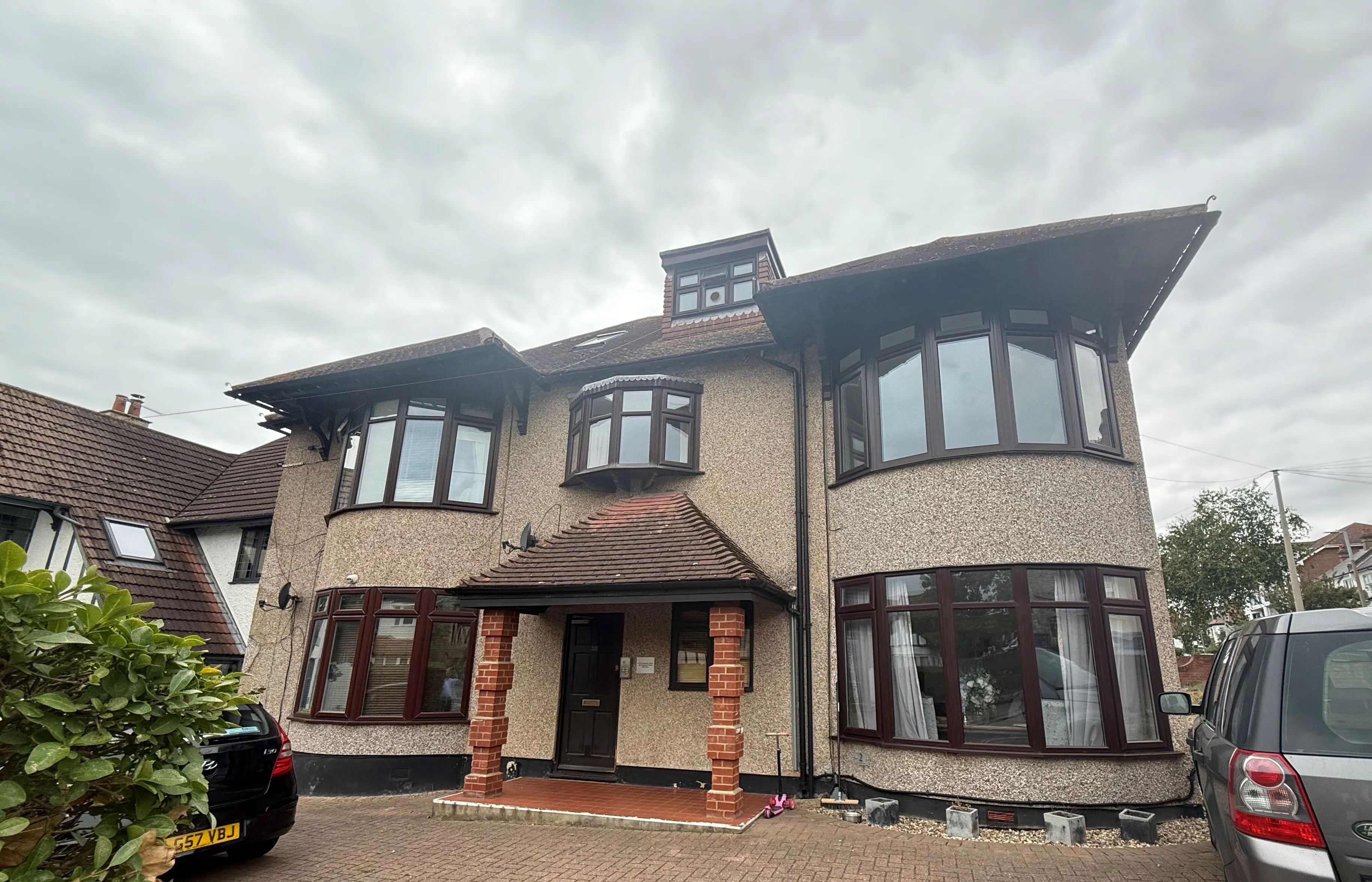 RESIDENTIAL OPPORTUNITY: VACANT TWO BEDROOM FIRST FLOOR FLAT THAT HAS BEEN REFURBISHED WITH PARKING TO THE REAR AND CLOSE TO SEAFRONT
