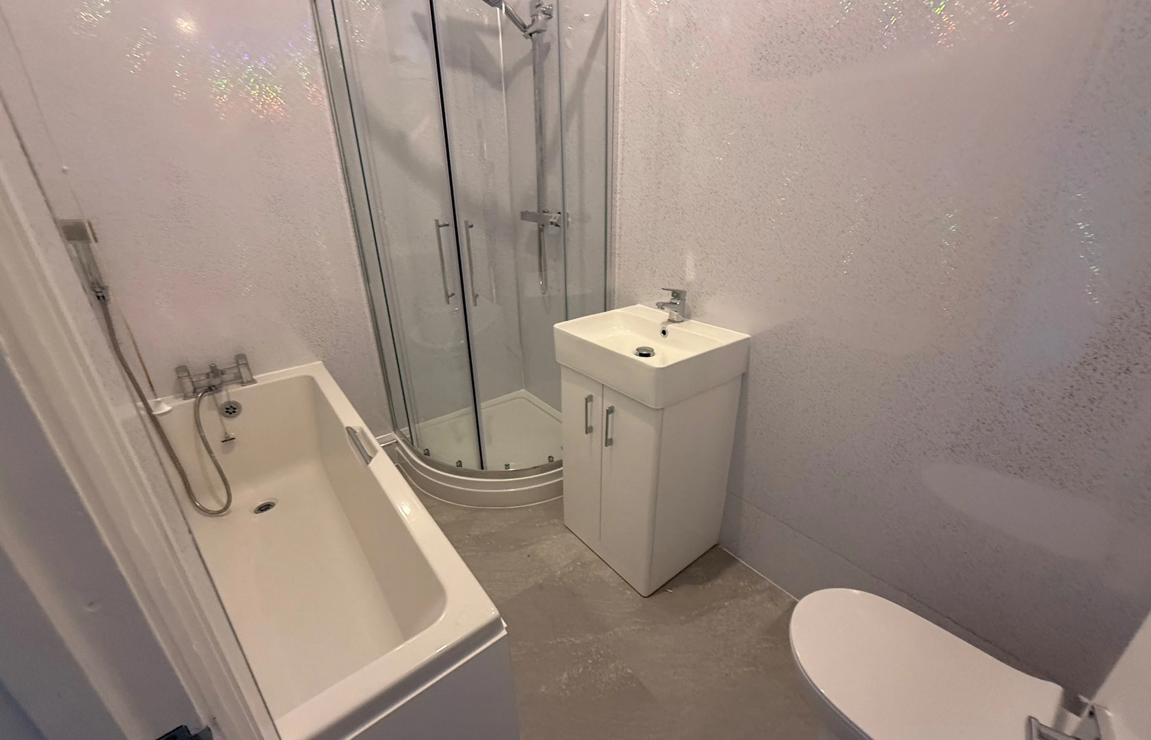 RESIDENTIAL OPPORTUNITY: VACANT TWO BEDROOM FIRST FLOOR FLAT THAT HAS BEEN REFURBISHED WITH PARKING TO THE REAR AND CLOSE TO SEAFRONT