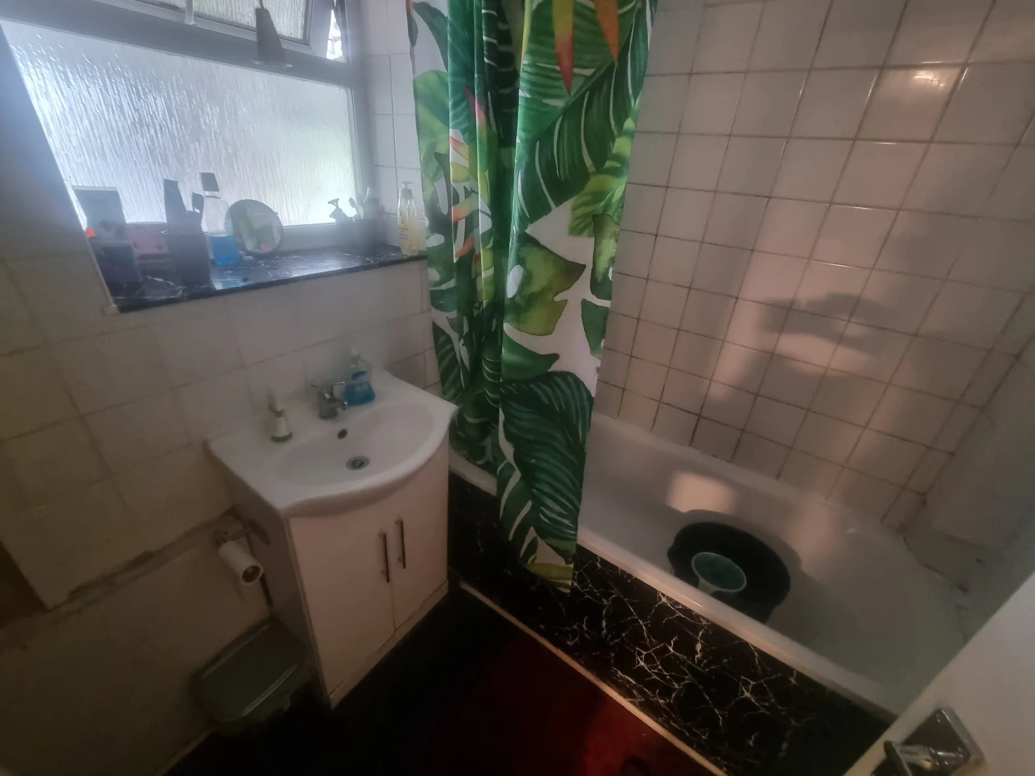 BUY TO LET INVESTMENT: A FOUR BEDROOM MAISONETTE WITH GARDEN AND CLOSE TO TRAIN STATION PRODUCING AN ANNUAL INCOME OF  £20,400.