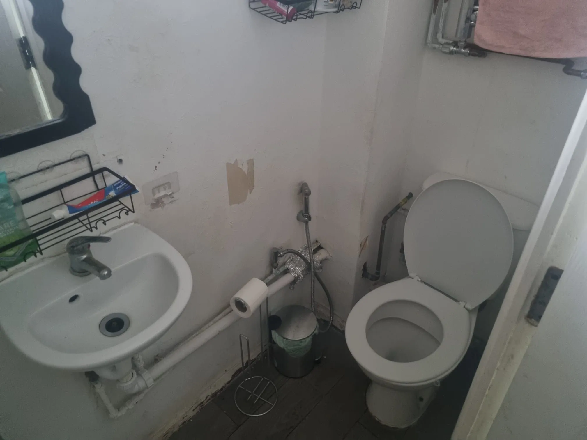 BUY TO LET INVESTMENT: A FOUR BEDROOM MAISONETTE WITH GARDEN AND CLOSE TO TRAIN STATION PRODUCING AN ANNUAL INCOME OF  £20,400.