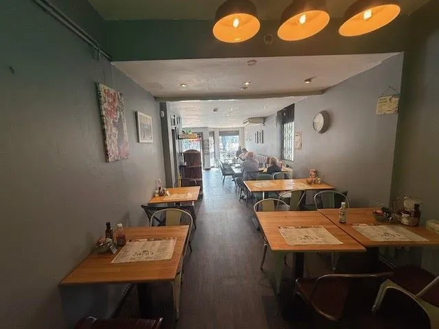 MIXED USE INVESTMENT: A FREEHOLD BUILDING FULLY LET AND PRODUCING AN ANNUAL INCOME OF AROUND £48,000. A YIELD OF AROUND 12% OF THE GUIDE PRICE  