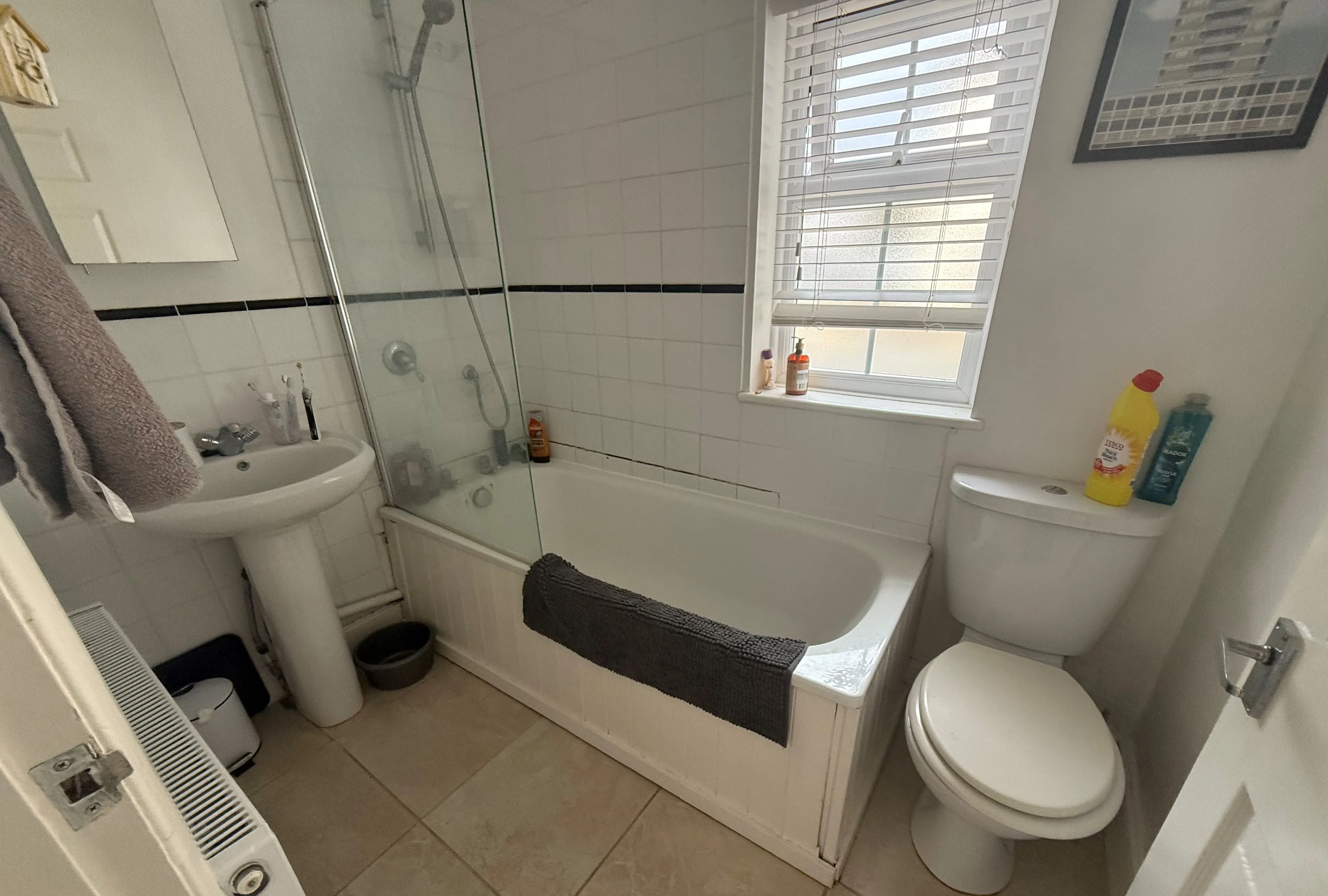 BUY TO LET INVESTMENT: ONE BEDROOM GROUND FLOOR APARTMENT LOCATED CLOSE TO LEIGH BROADWAY CURRENTLY LET ON AN ASSURED SHORTHOLD TENANCY.