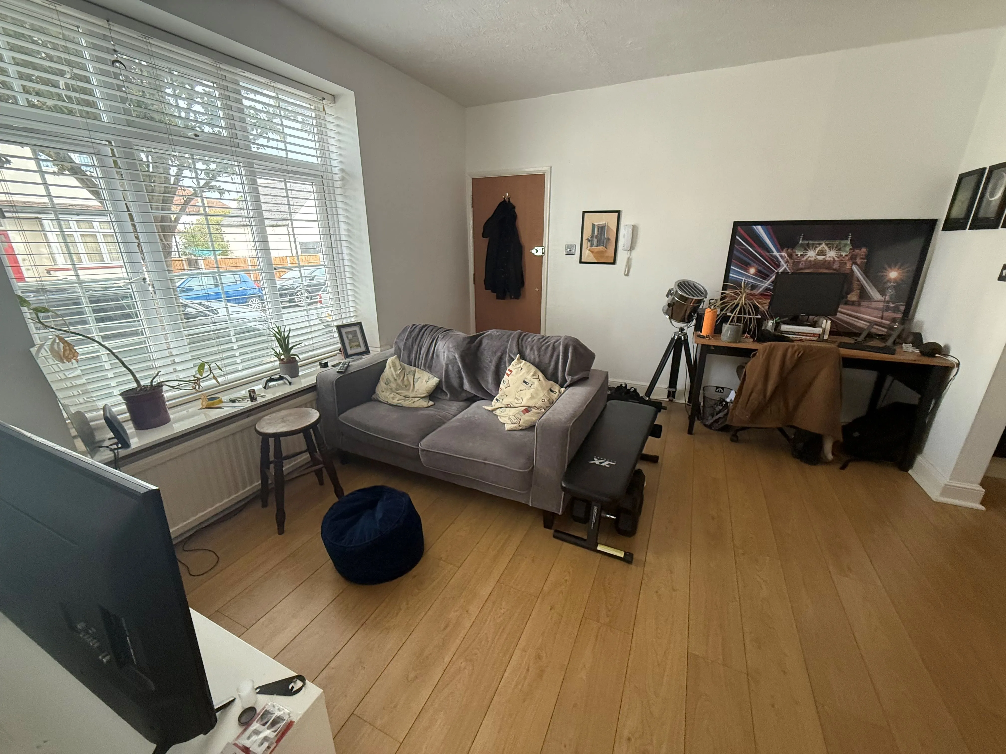 BUY TO LET INVESTMENT: ONE BEDROOM GROUND FLOOR APARTMENT LOCATED CLOSE TO LEIGH BROADWAY CURRENTLY LET ON AN ASSURED SHORTHOLD TENANCY.