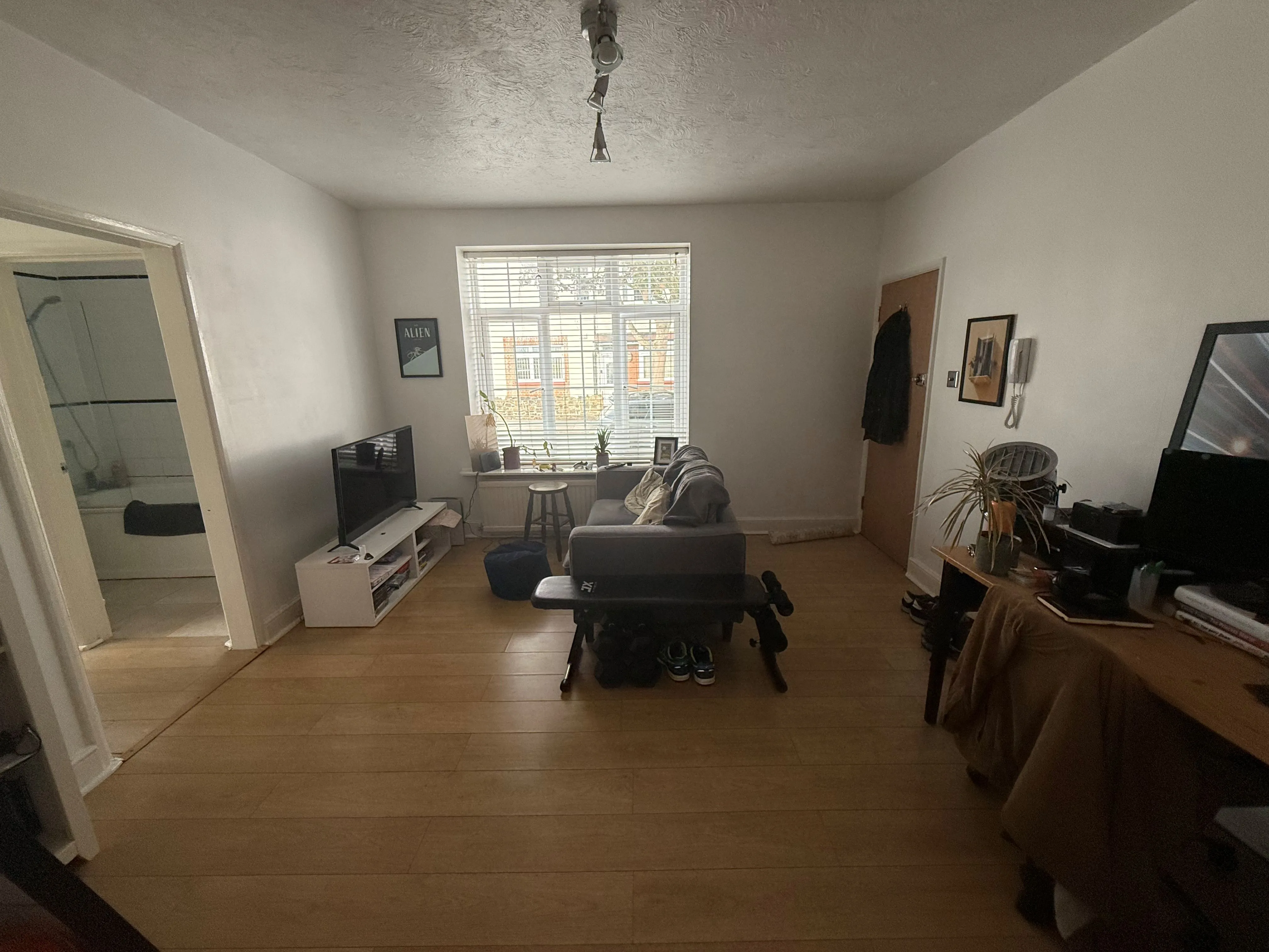 BUY TO LET INVESTMENT: ONE BEDROOM GROUND FLOOR APARTMENT LOCATED CLOSE TO LEIGH BROADWAY CURRENTLY LET ON AN ASSURED SHORTHOLD TENANCY.