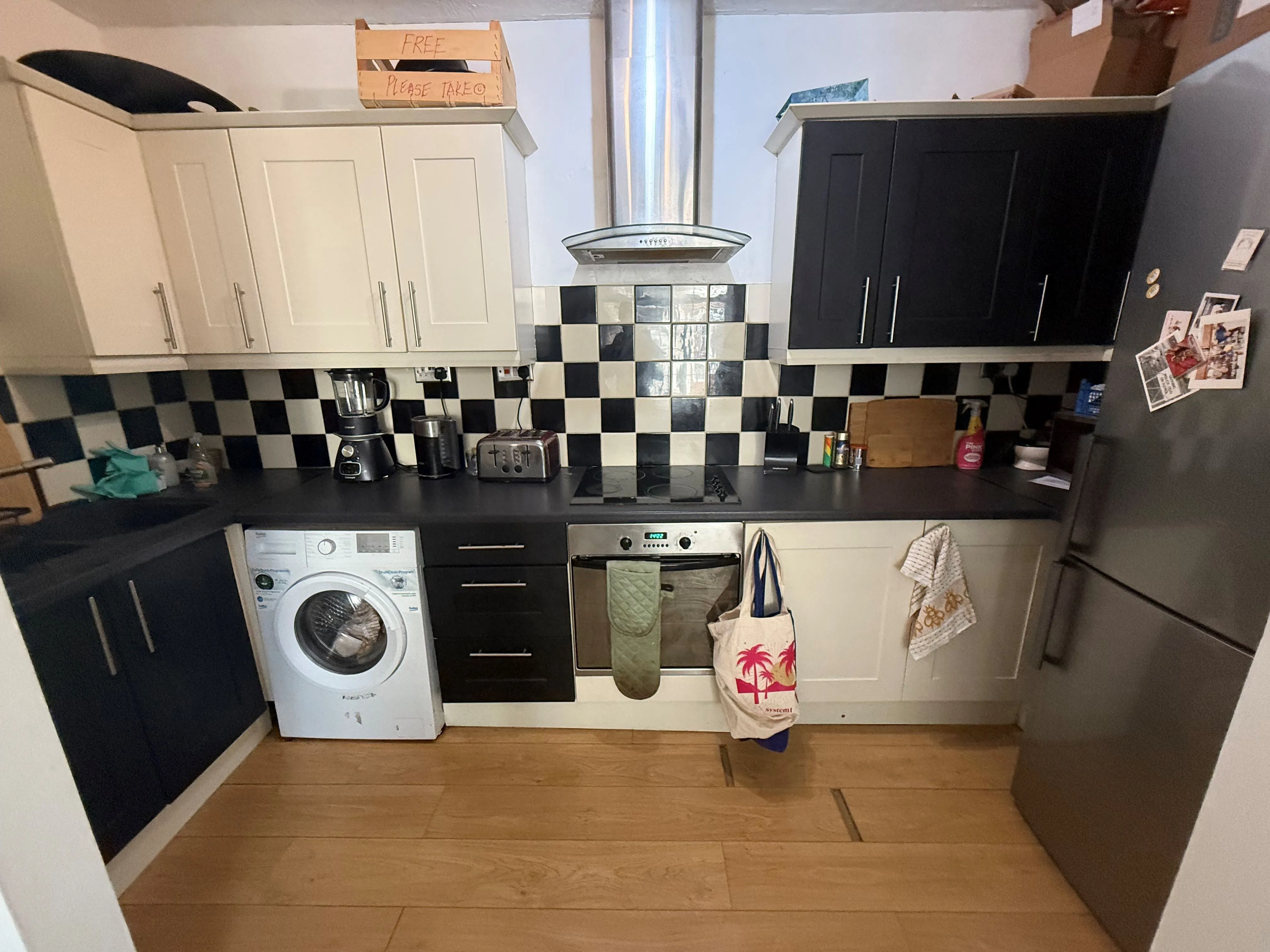 BUY TO LET INVESTMENT: ONE BEDROOM GROUND FLOOR APARTMENT LOCATED CLOSE TO LEIGH BROADWAY CURRENTLY LET ON AN ASSURED SHORTHOLD TENANCY.