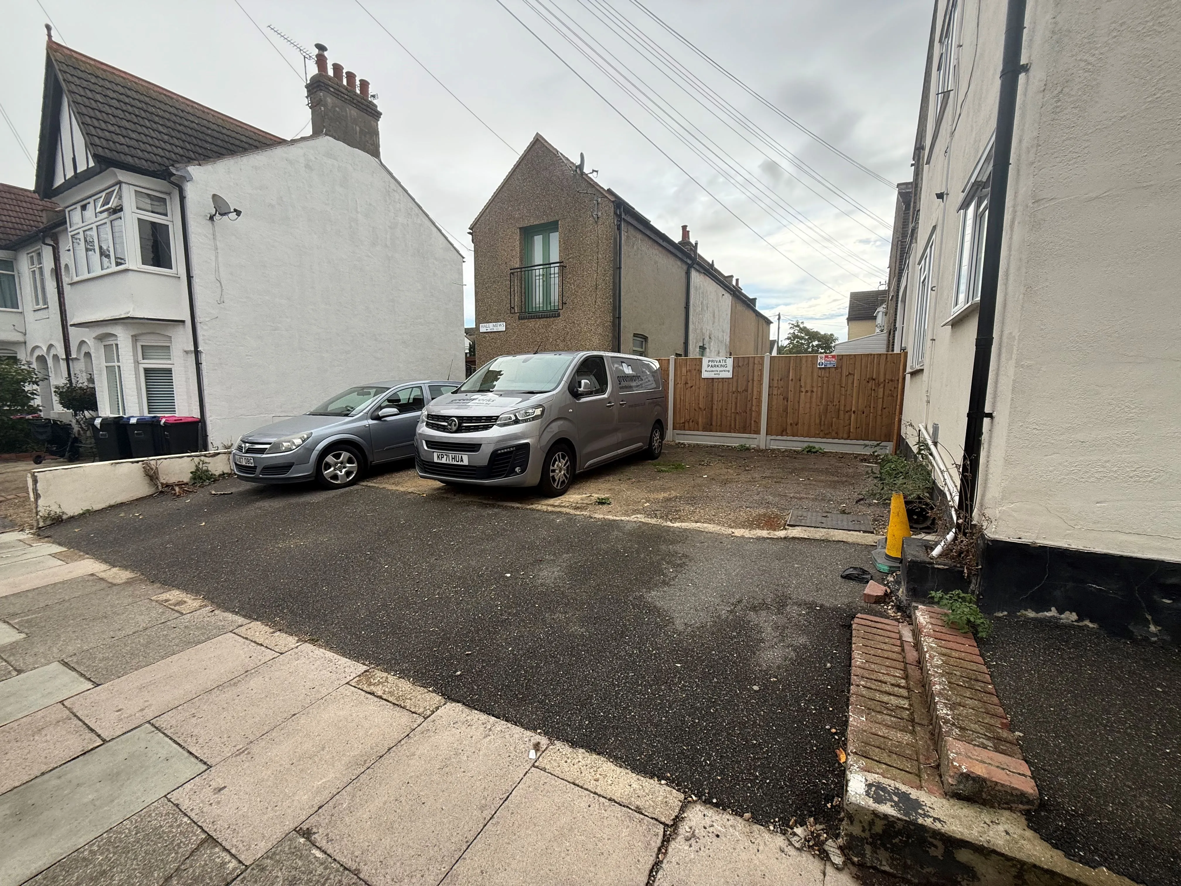 BUY TO LET INVESTMENT: ONE BEDROOM GROUND FLOOR APARTMENT LOCATED CLOSE TO LEIGH BROADWAY CURRENTLY LET ON AN ASSURED SHORTHOLD TENANCY.