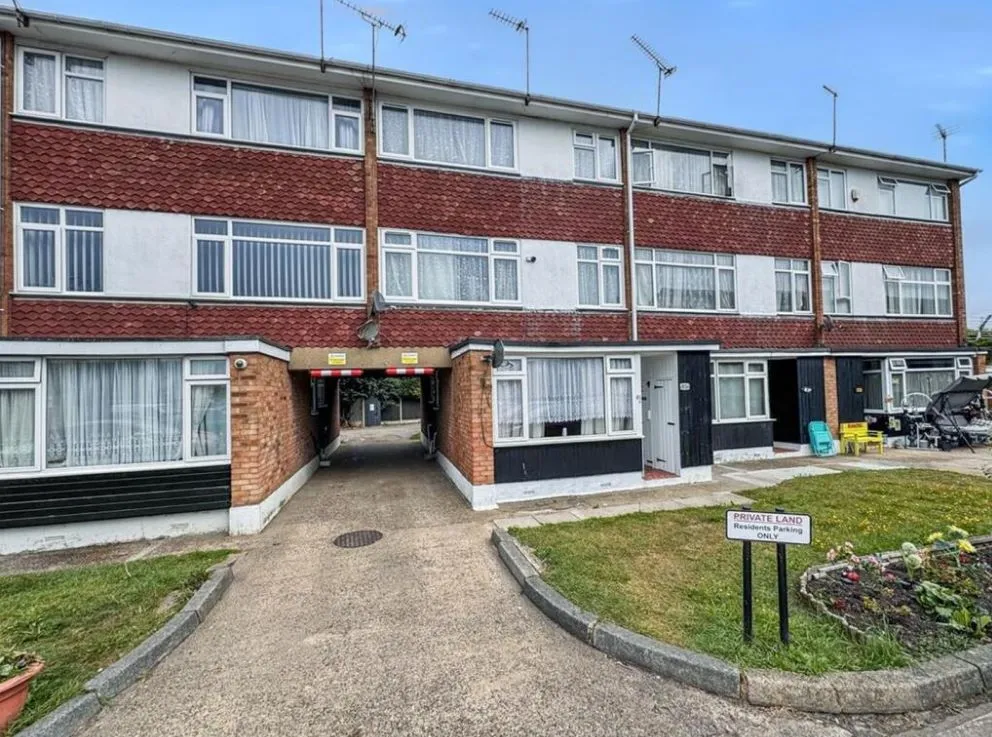 RESIDENTIAL INVESTMENT: A WELL PRESENTED VACANT GROUND FLOOR PURPOSE BUILT LEASEHOLD FLAT WITH COMMUNAL GARDEN AND ALLOCATED PARKING